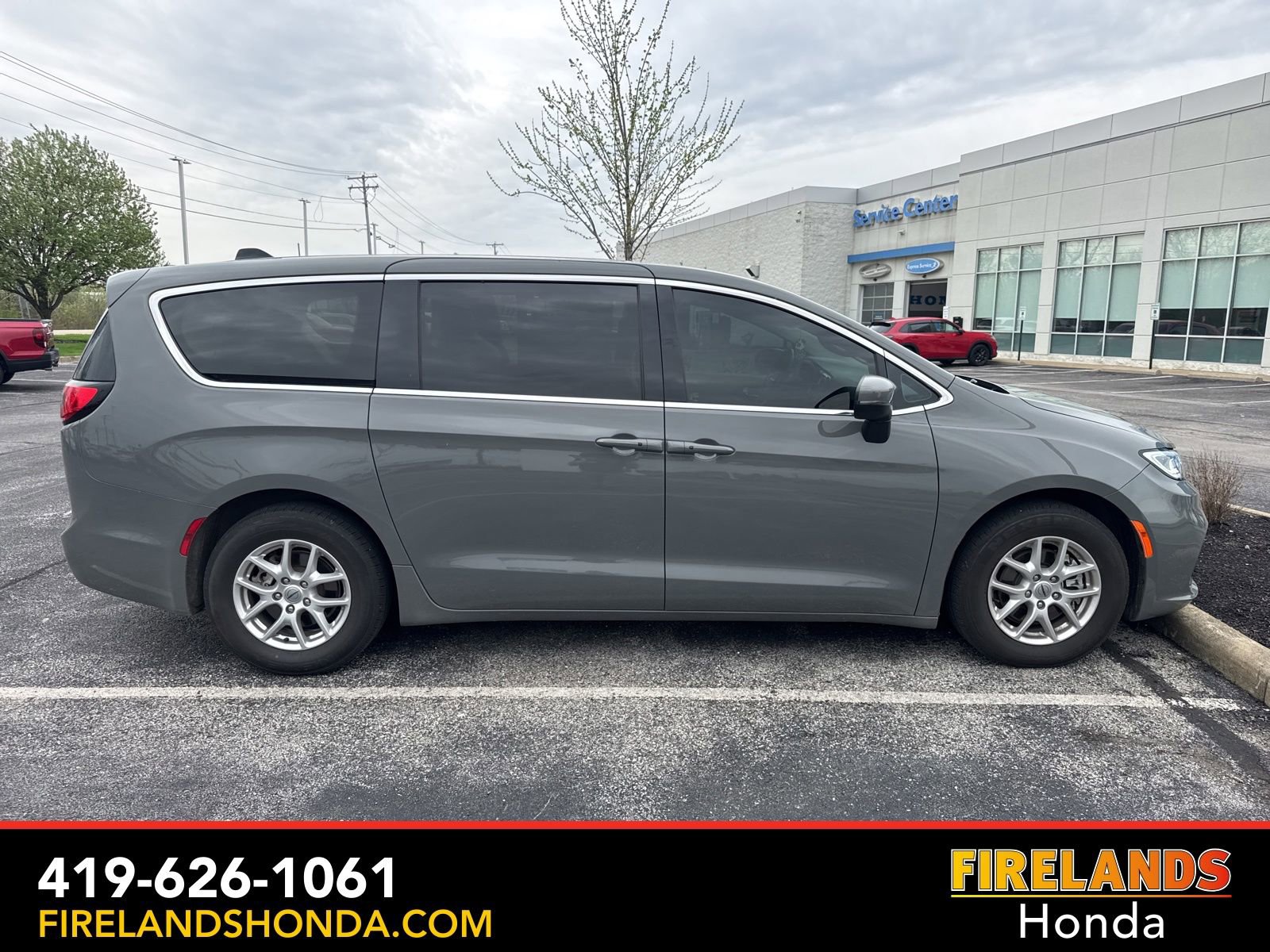 Used 2023 Chrysler Pacifica Touring-L image 8