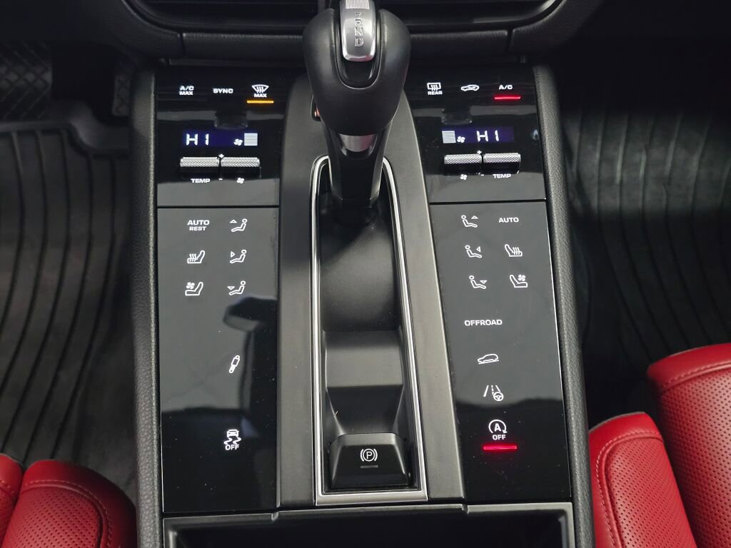 Certified 2024 Porsche Macan image 17