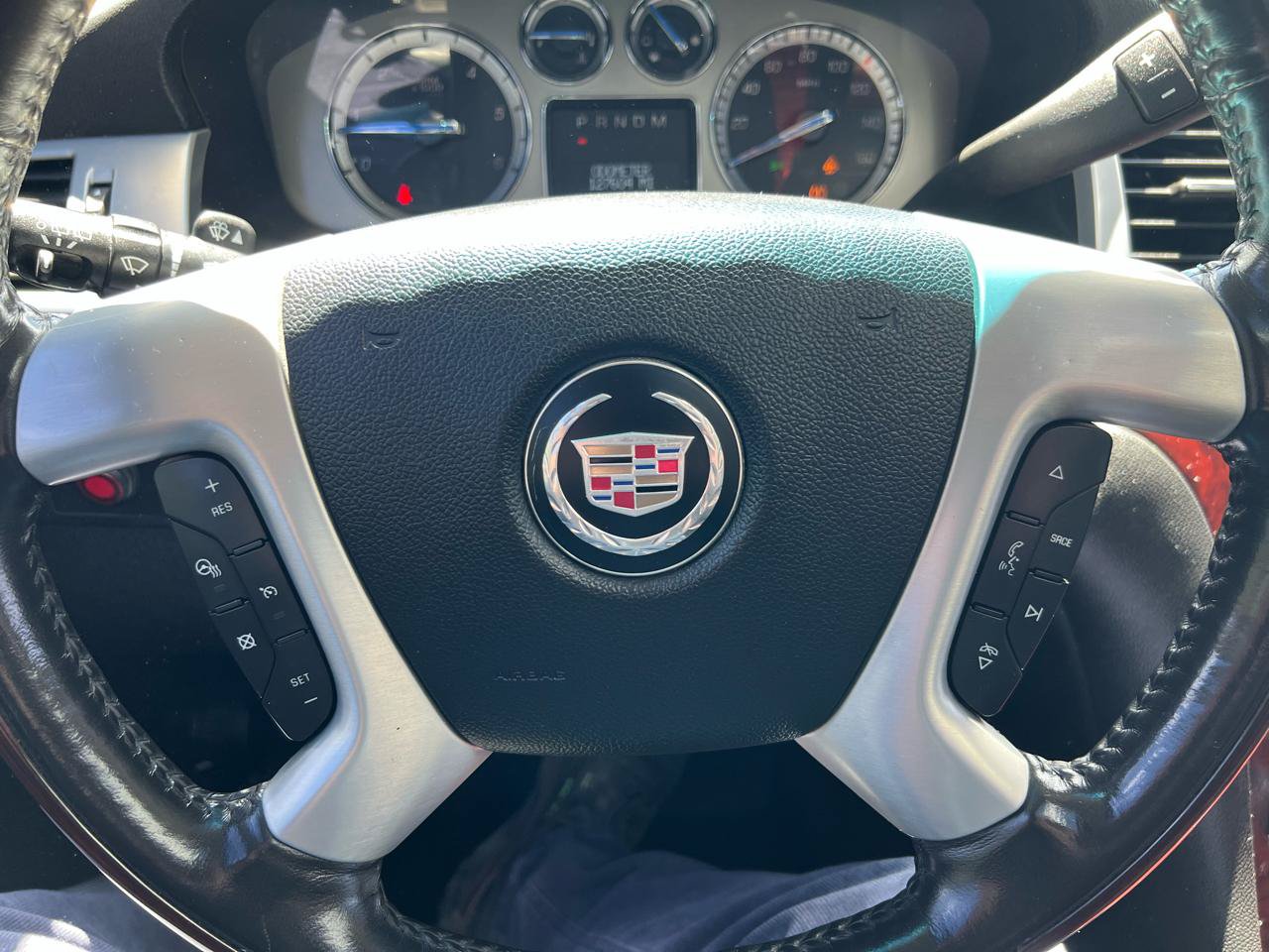 Used 2011 Cadillac Escalade Luxury AWD/4WD image 22
