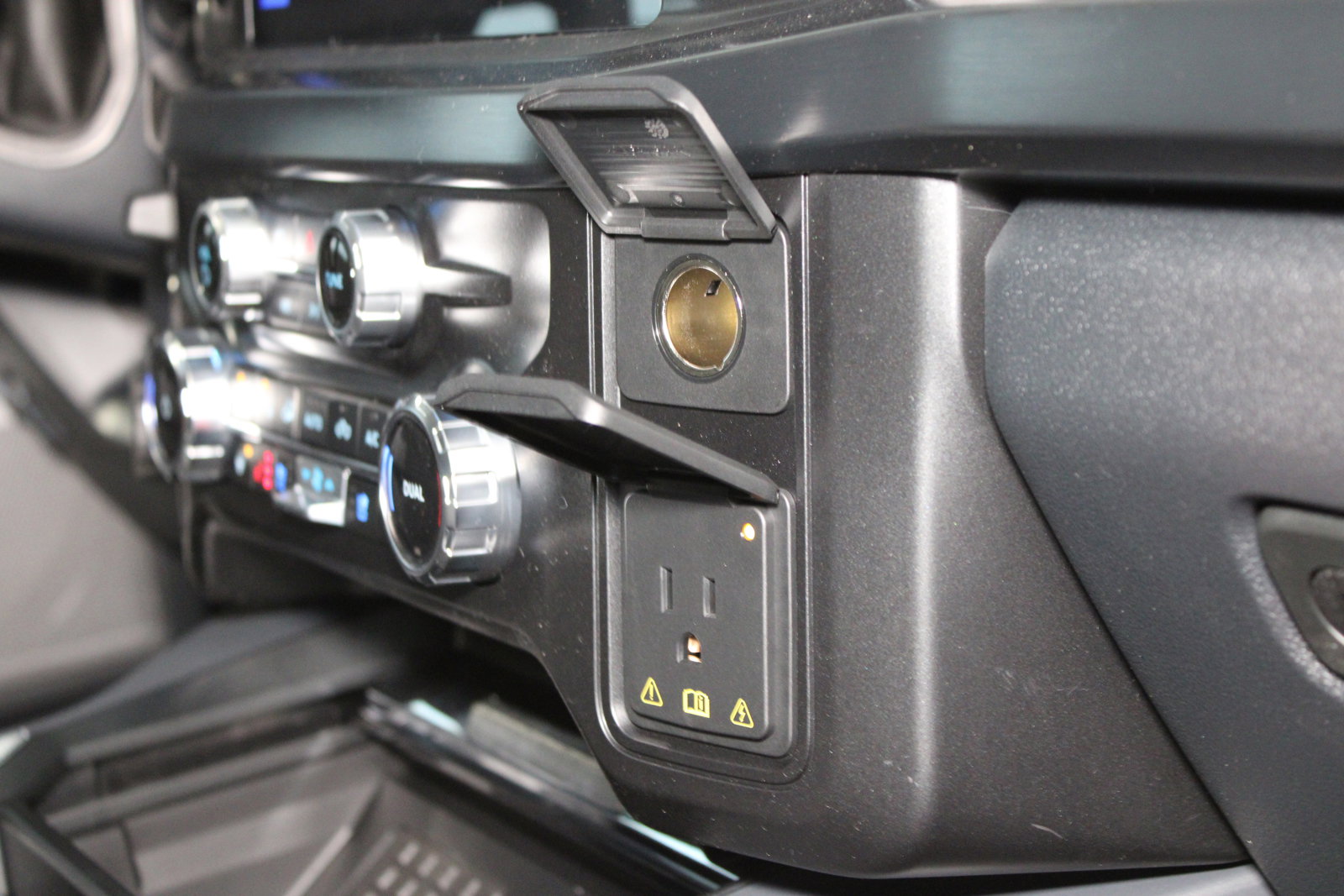 New 2025 Ford F350 Lariat w/ Lariat Ultimate Package image 23