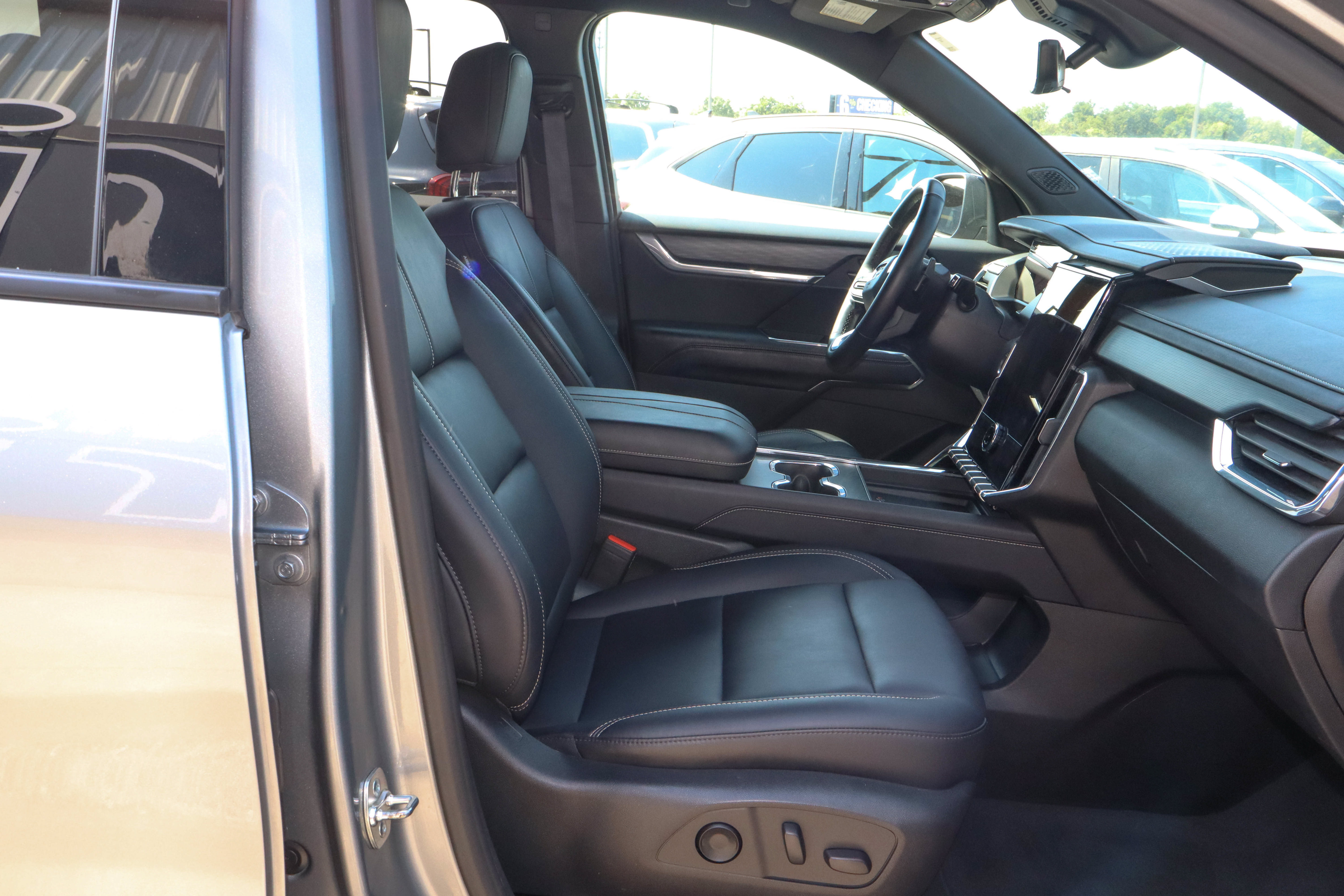 Used 2026 GMC Acadia Elevation w/ Elevation Premium Package FWD image 23