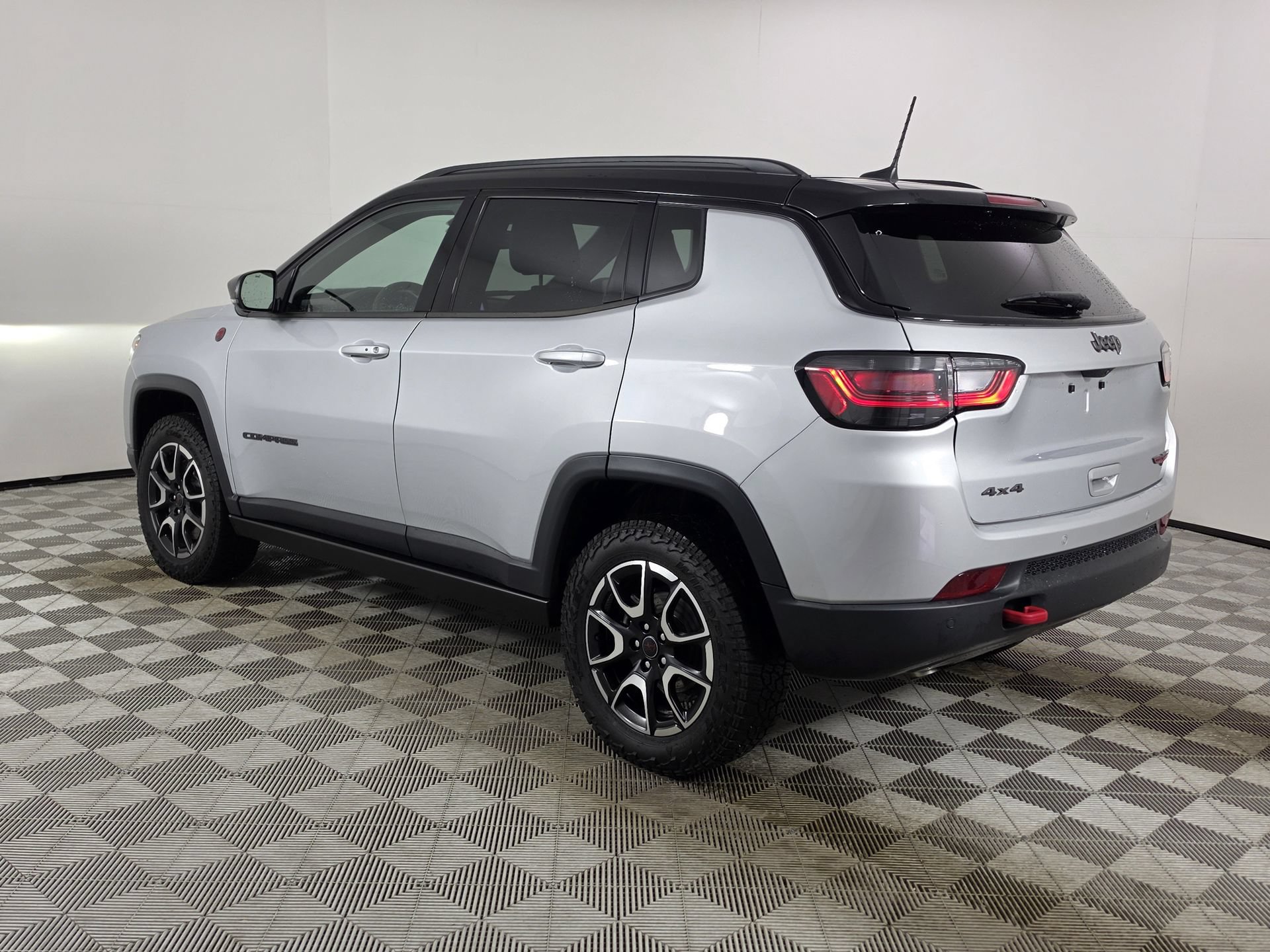 Used 2025 Jeep Compass Trailhawk w/ Trailhawk Elite Group AWD/4WD image 45