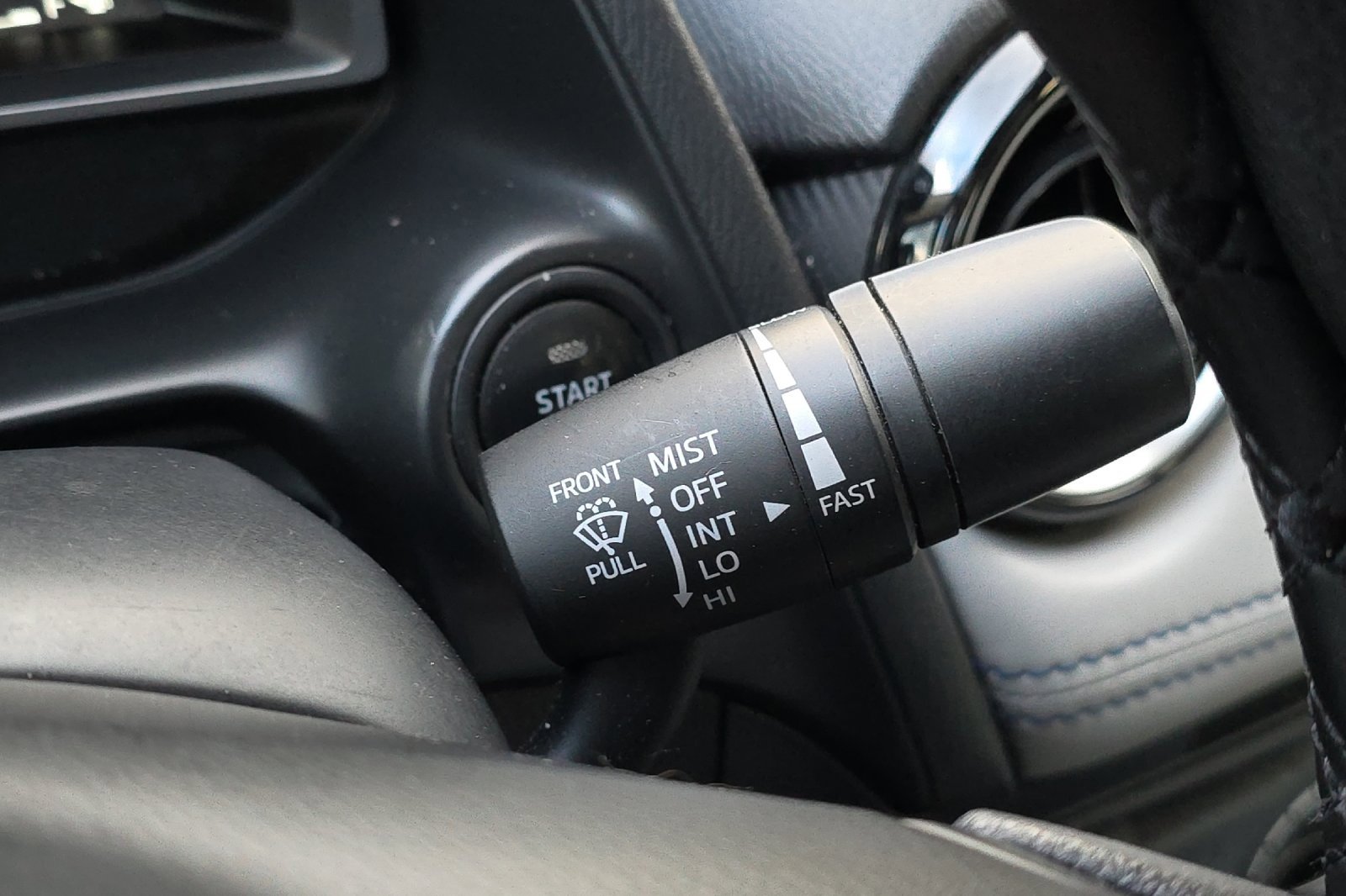 Used 2019 Toyota Yaris L image 33