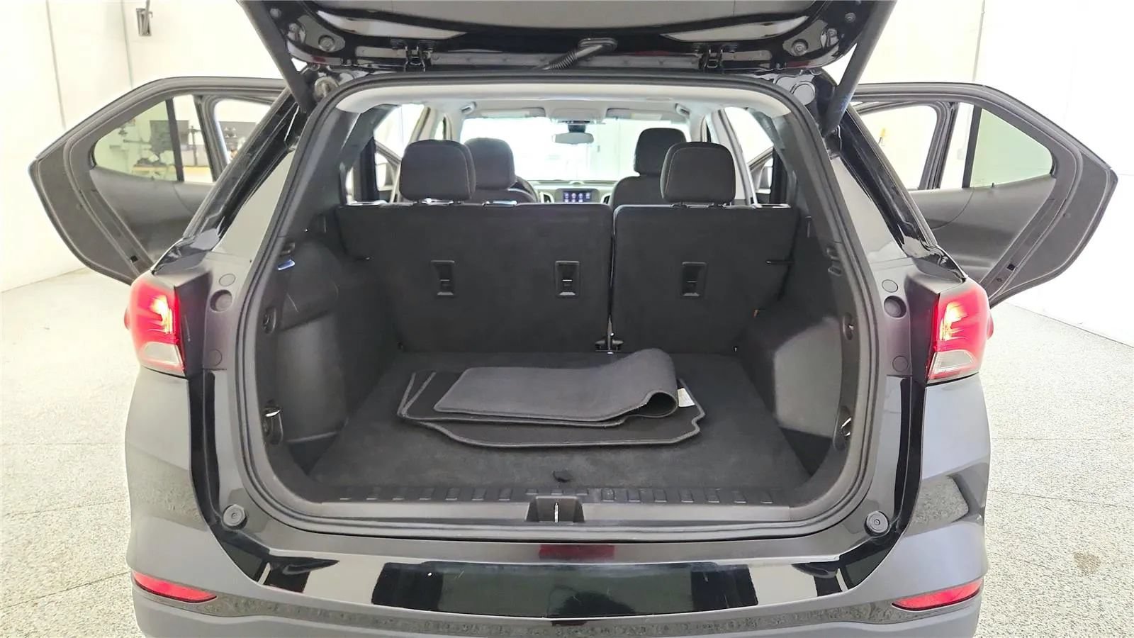 Used 2023 Chevrolet Equinox LT FWD image 19