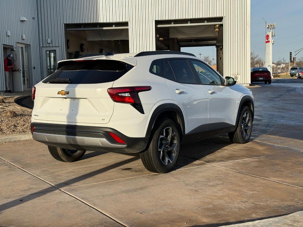 Used 2025 Chevrolet Trax LT w/ LT Convenience Package image 5