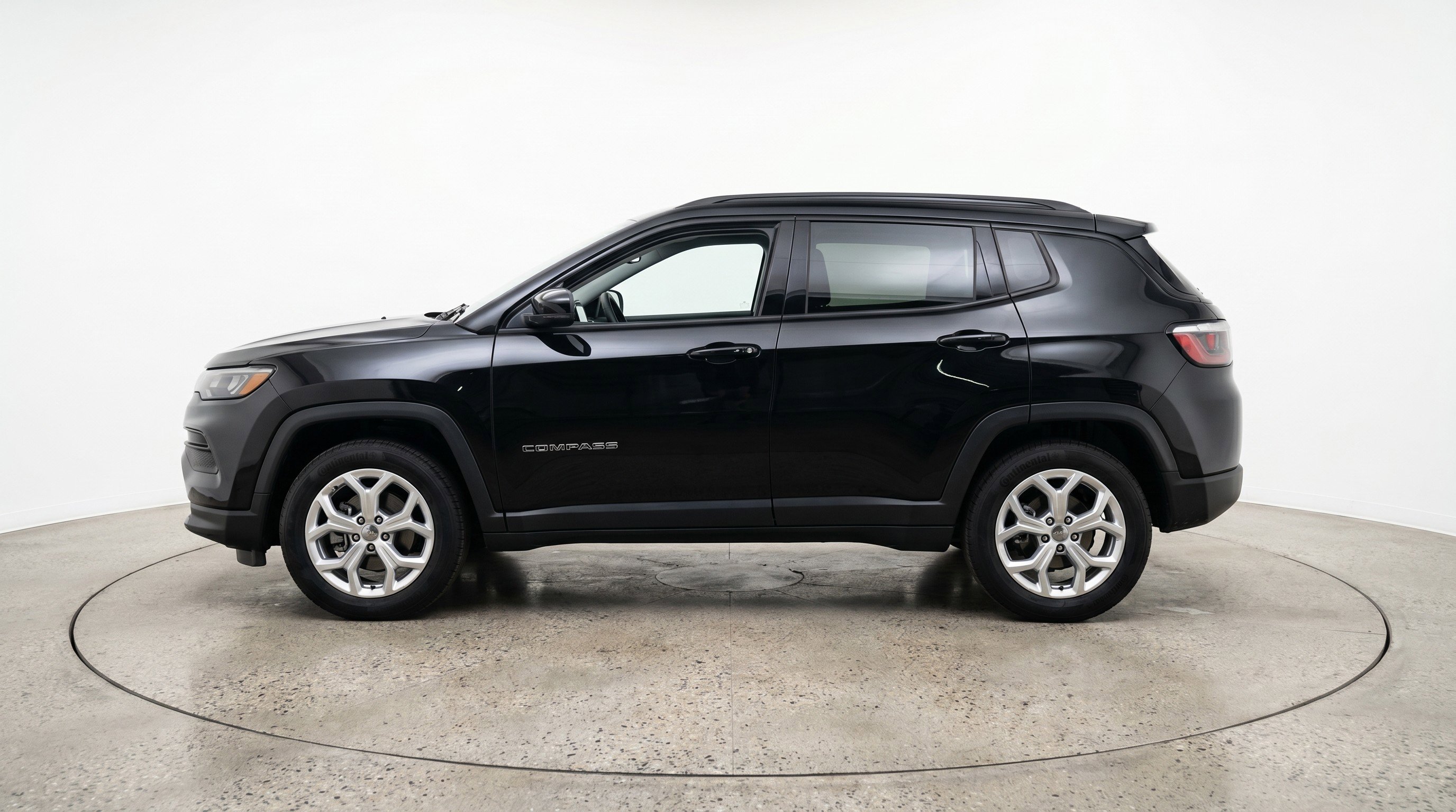 Used 2025 Jeep Compass Latitude AWD/4WD image 5
