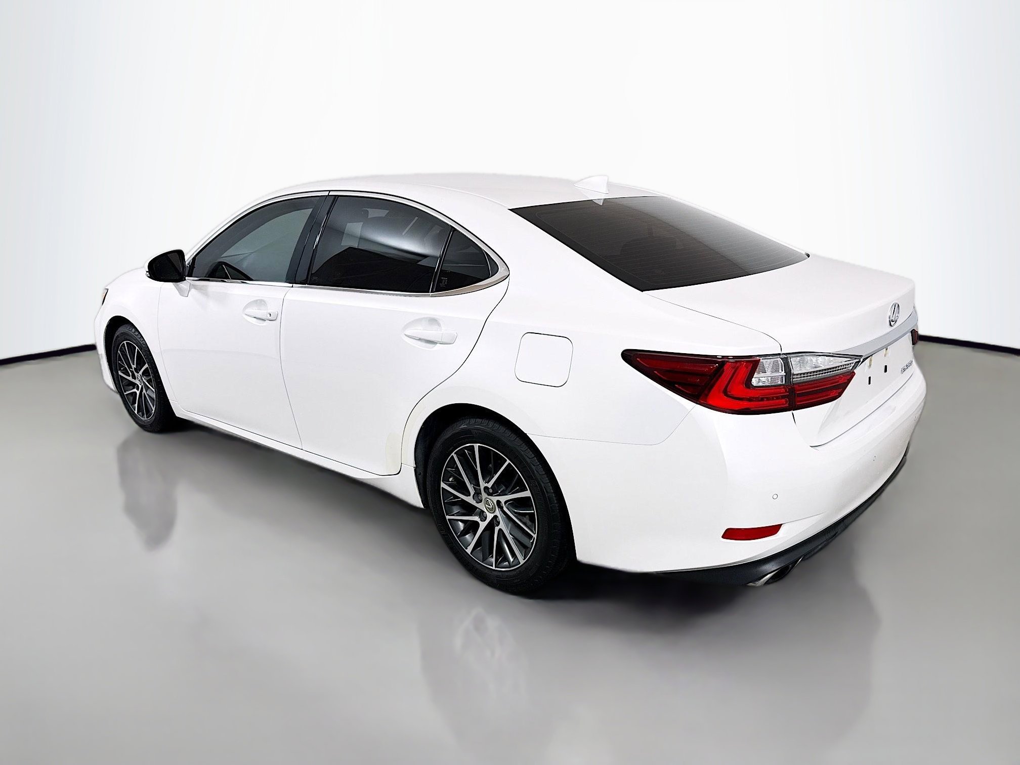 Used 2016 Lexus ES 350 w/ Premium Package w/Wood Trim image 5