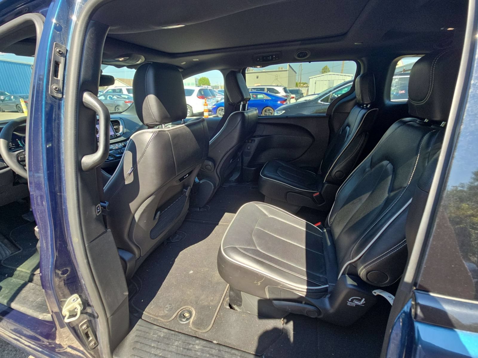 Used 2025 Chrysler Pacifica Limited FWD image 10