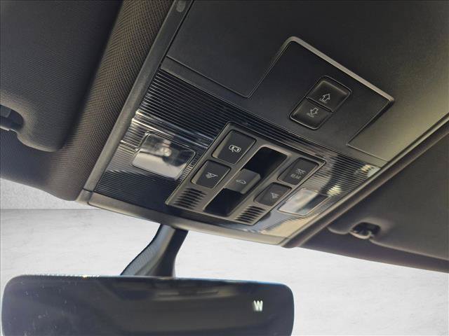 Used 2018 Volkswagen Tiguan SEL w/ R-Line Package FWD image 12