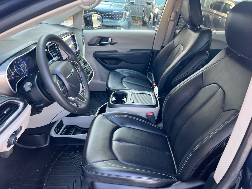 Used 2024 Chrysler Pacifica Touring-L FWD image 4