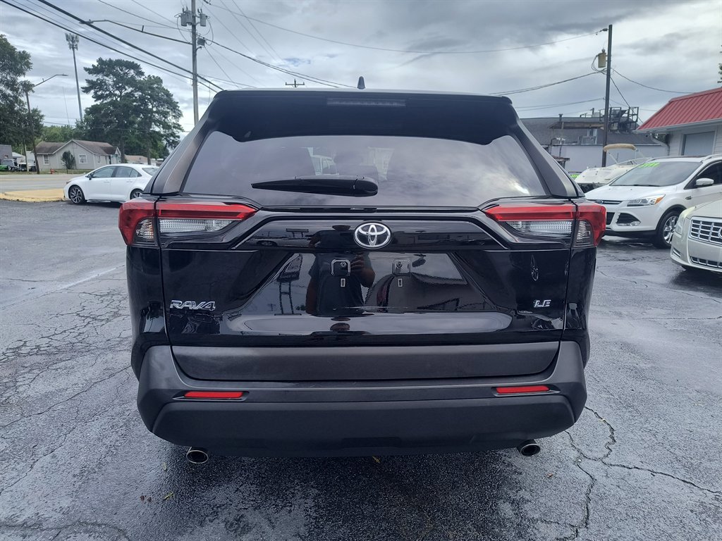 Used 2020 Toyota RAV4 LE image 4