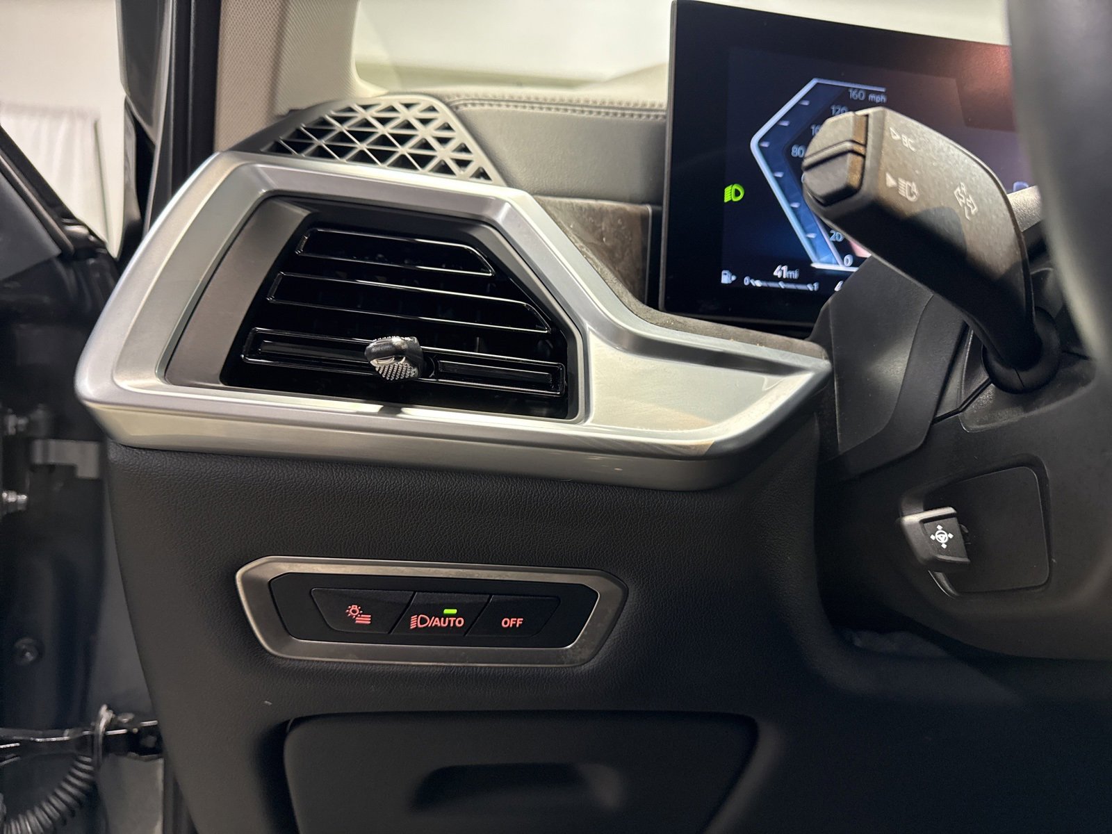 Used 2025 BMW X7 xDrive40i w/ Premium Package image 23