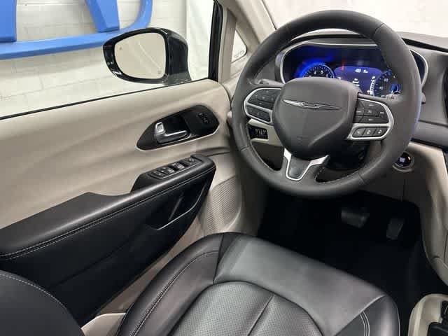 Used 2024 Chrysler Pacifica Touring-L FWD image 12