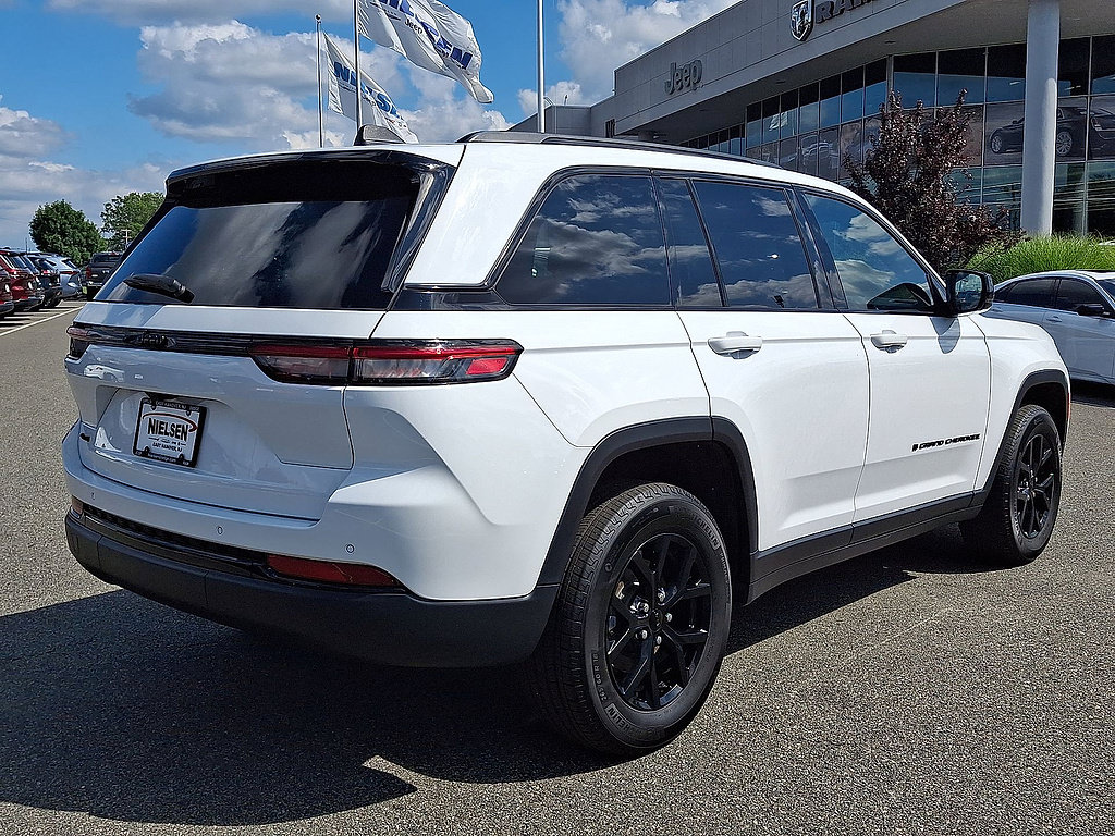 Used 2024 Jeep Grand Cherokee Altitude AWD/4WD image 31