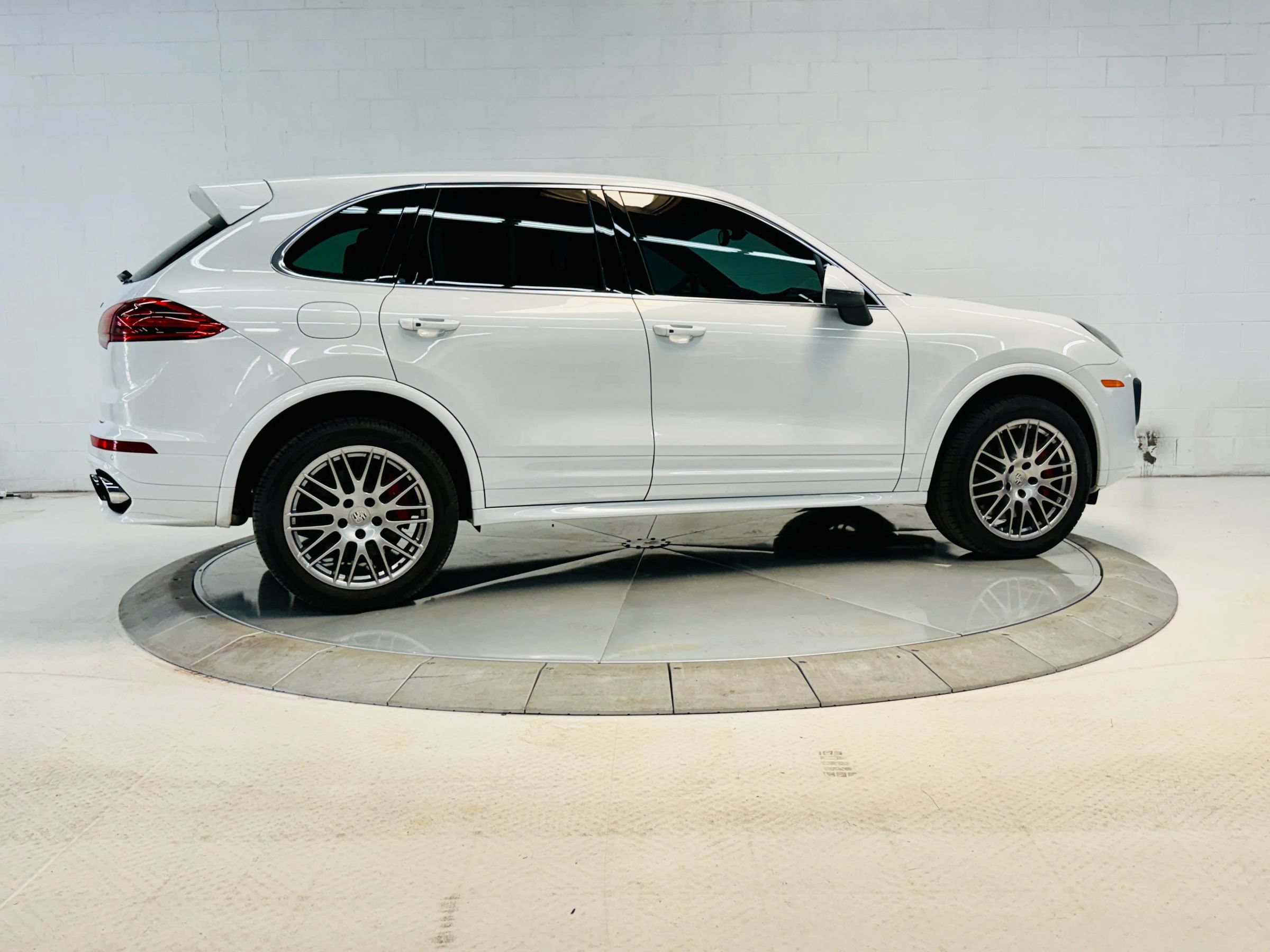 Used 2016 Porsche Cayenne AWD/4WD image 18