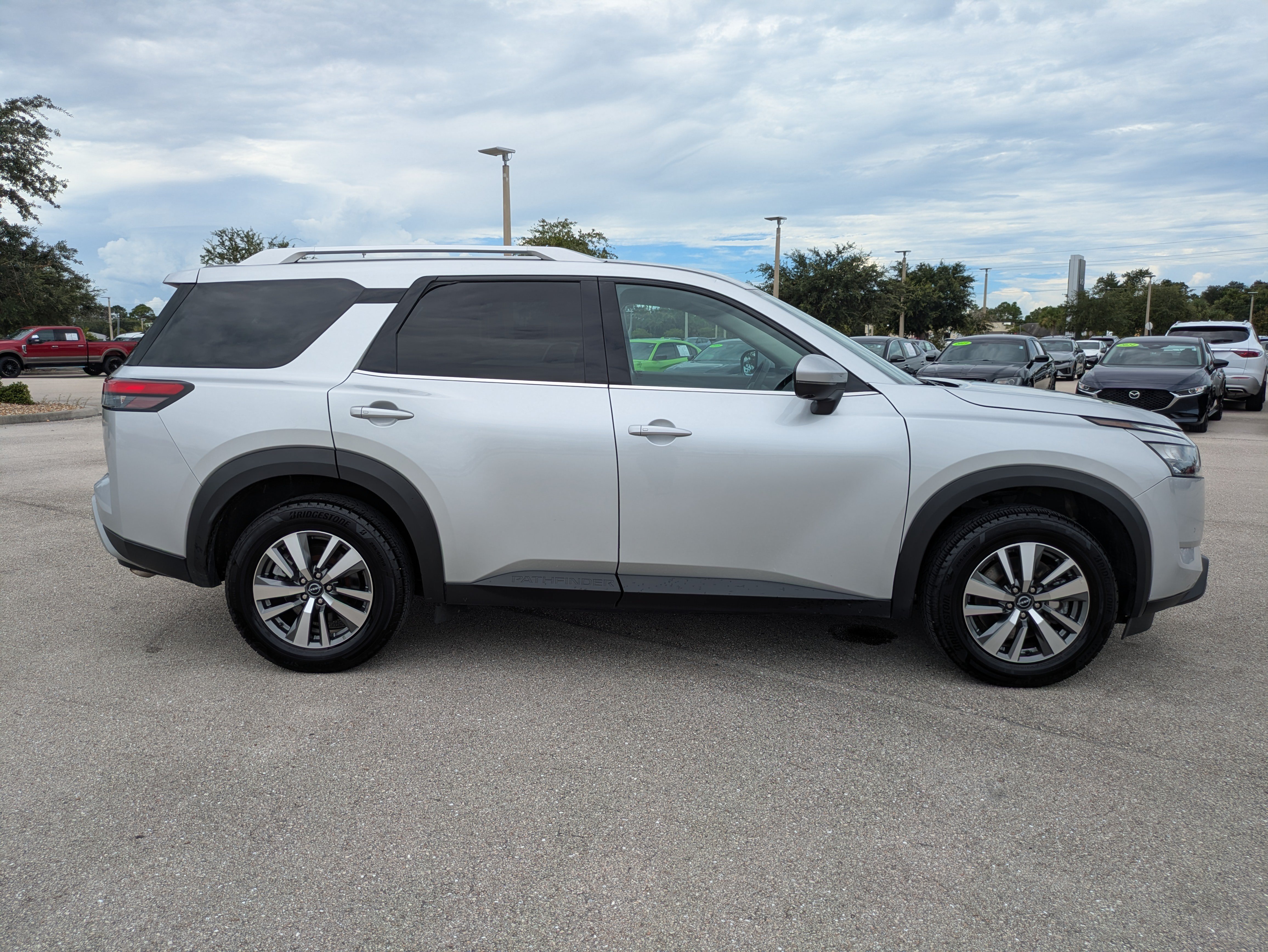 Used 2025 Nissan Pathfinder SL AWD/4WD image 3