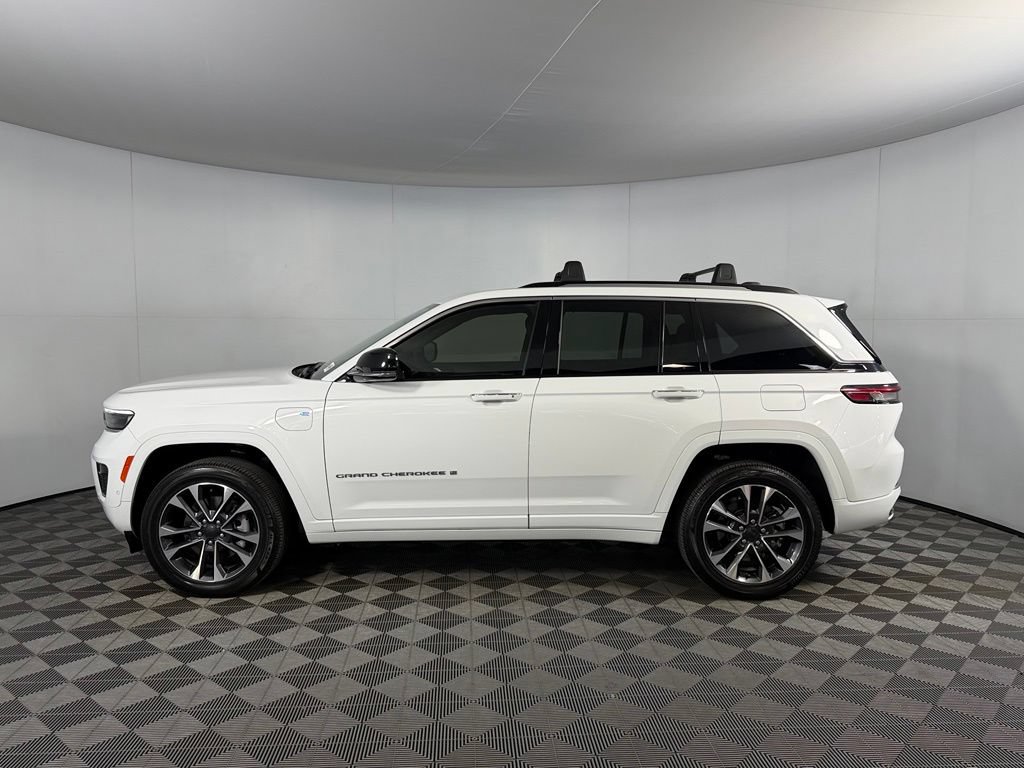 Used 2023 Jeep Grand Cherokee Overland w/ Luxury Tech Group IV AWD/4WD image 10