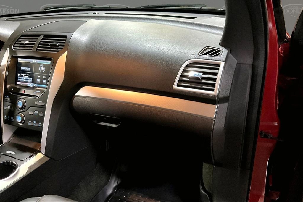 Used 2015 Ford Explorer XLT w/ Equipment Group 202A FWD image 30