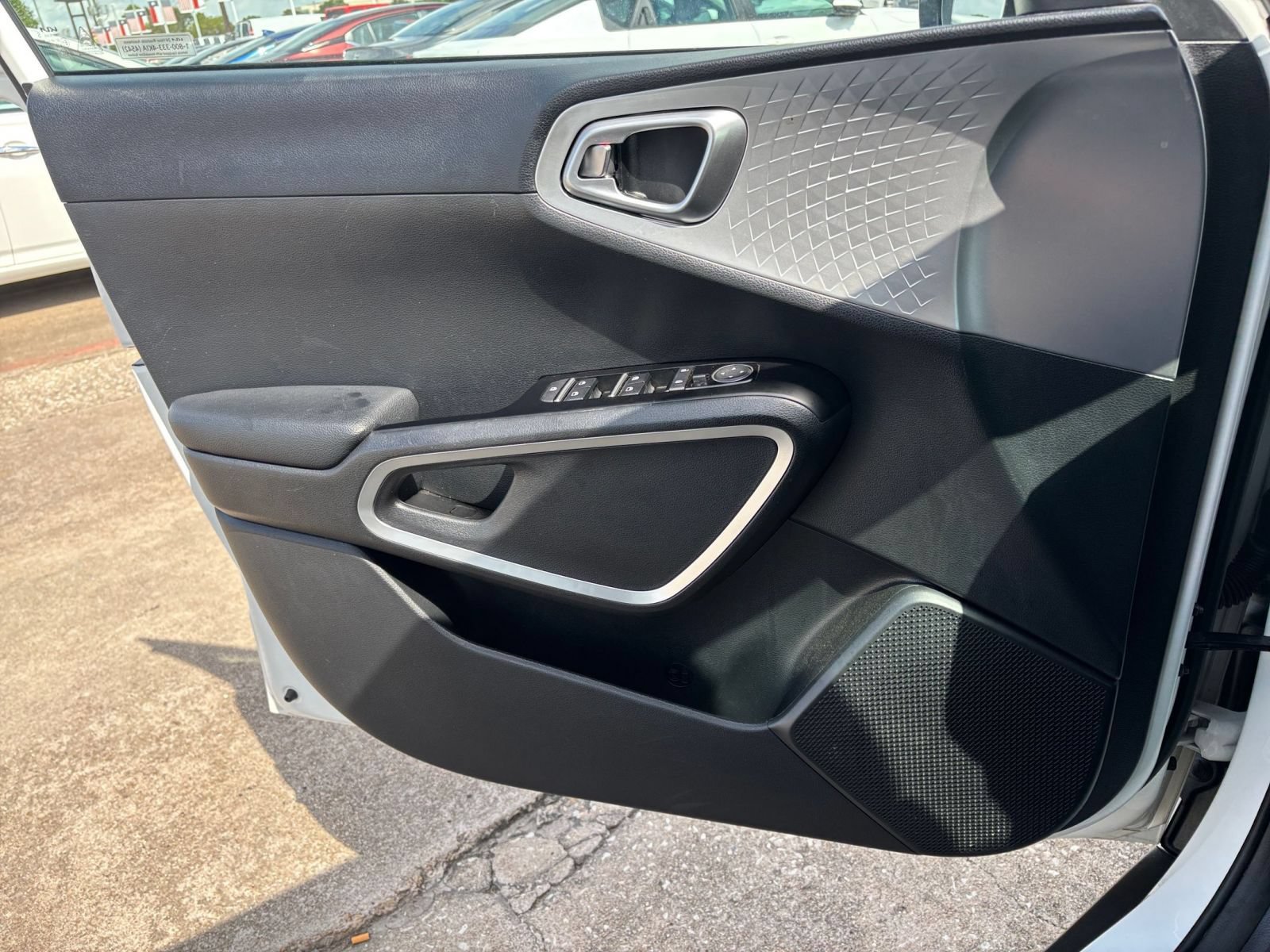 Used 2025 Kia Soul LX w/ LX Technology Package FWD image 18