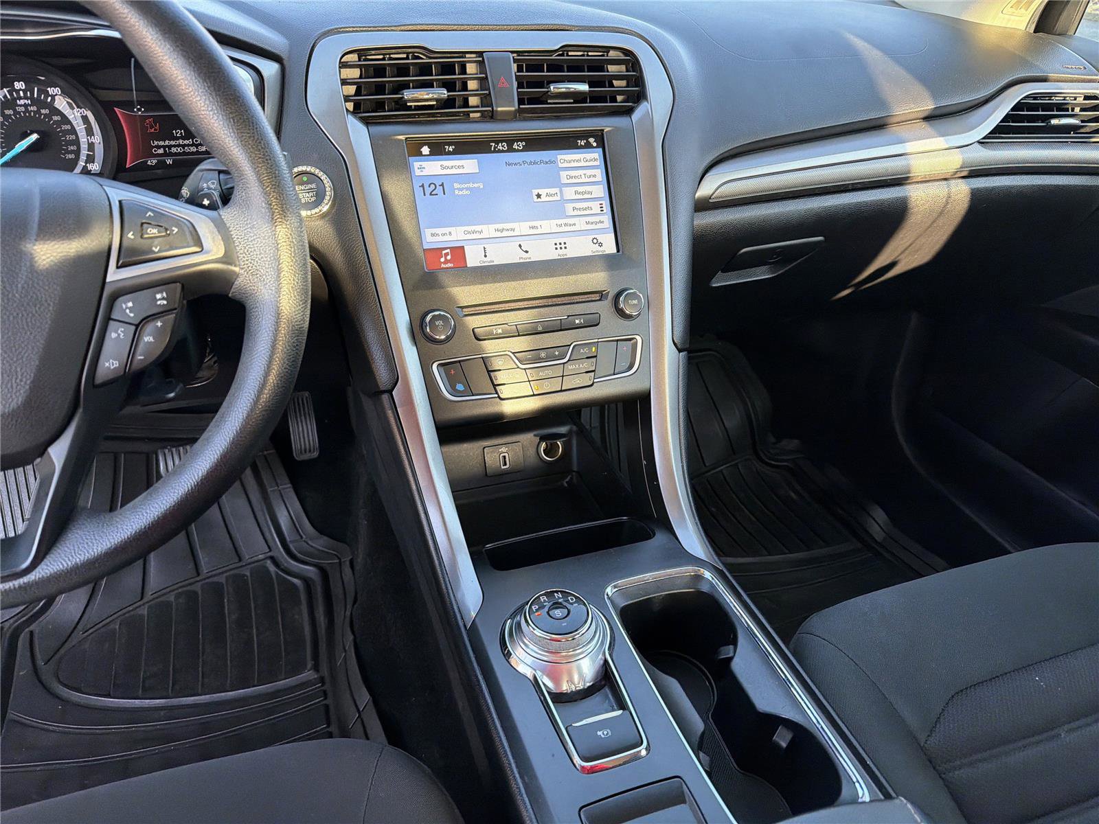 Used 2017 Ford Fusion SE w/ Fusion SE Technology Package image 26