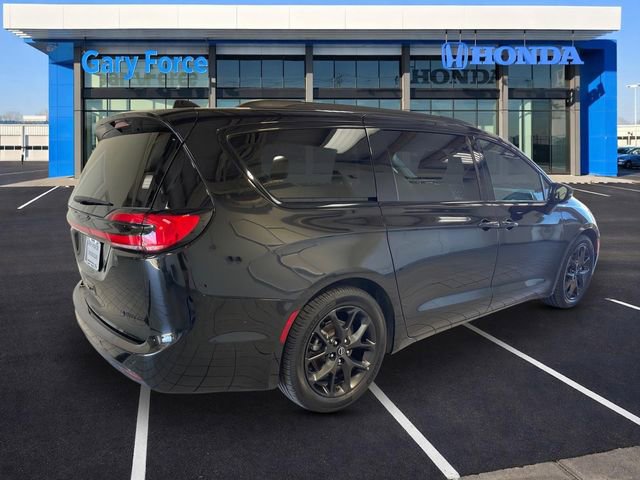 Used 2025 Chrysler Pacifica Limited FWD image 2