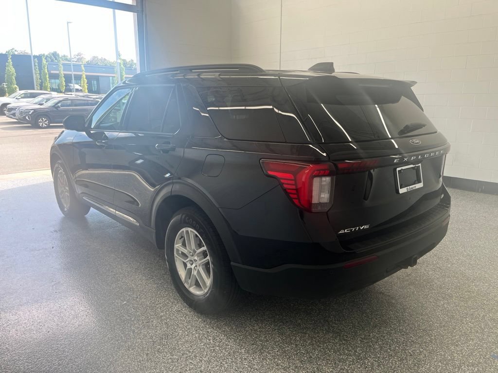 Used 2025 Ford Explorer Active AWD/4WD image 3