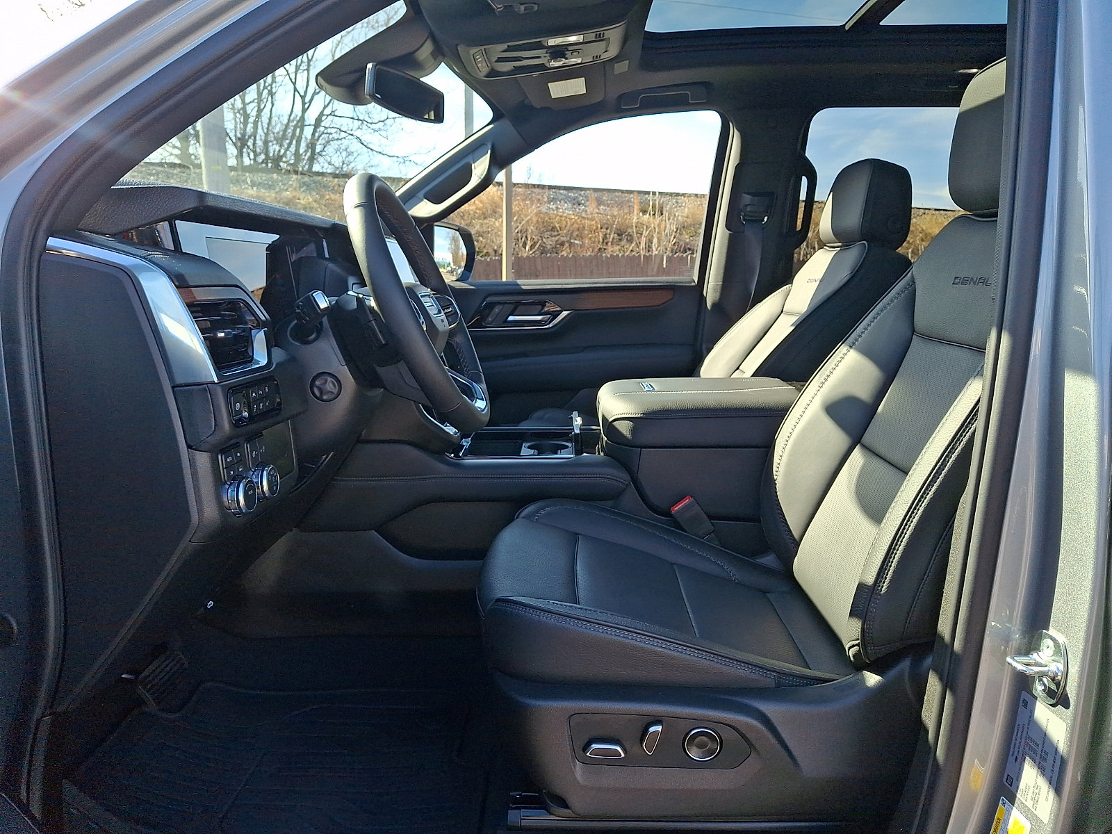 Used 2025 GMC Yukon XL Denali w/ Sun & Power Step Package image 14