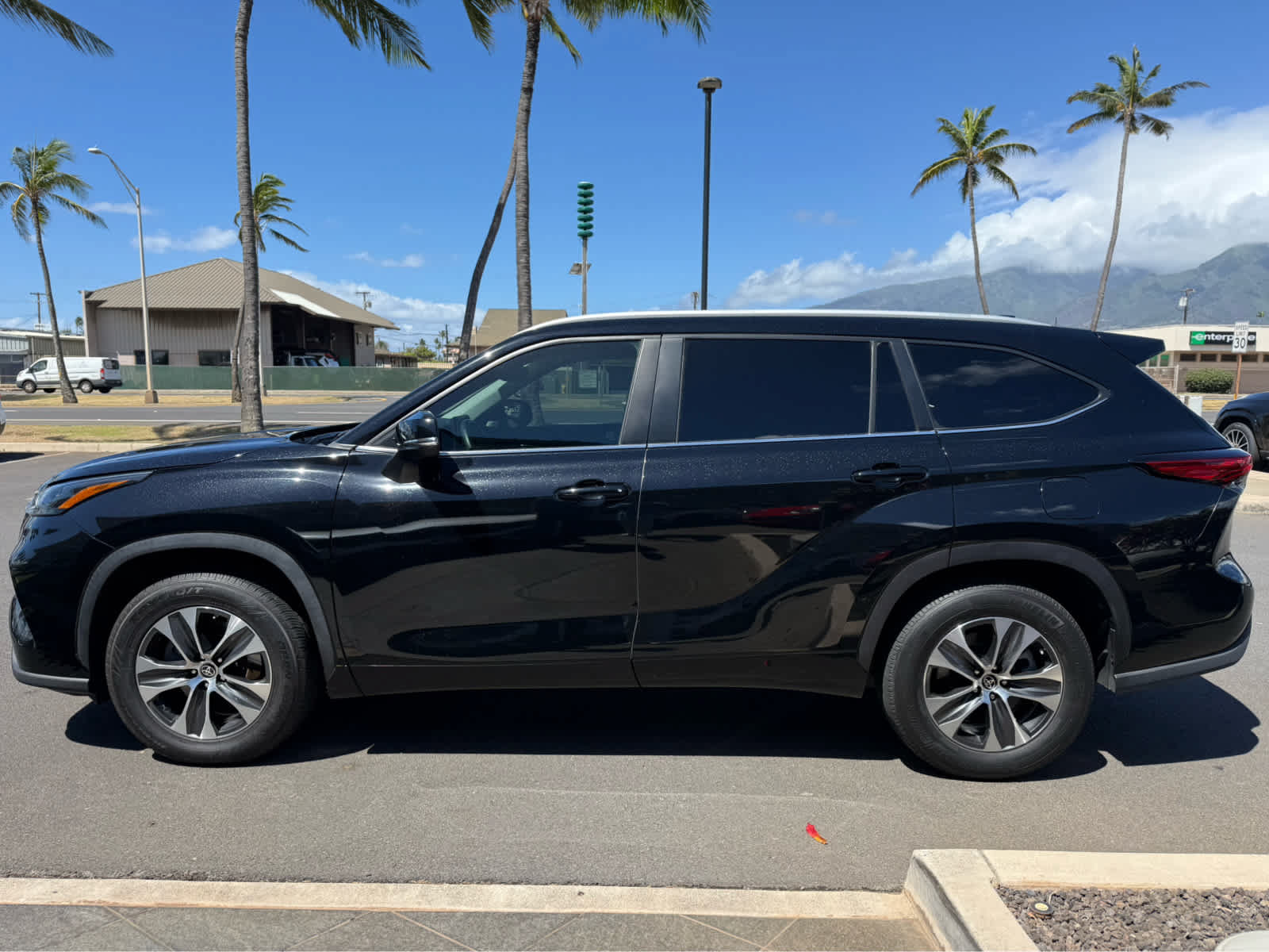 Used 2023 Toyota Highlander XLE FWD image 2