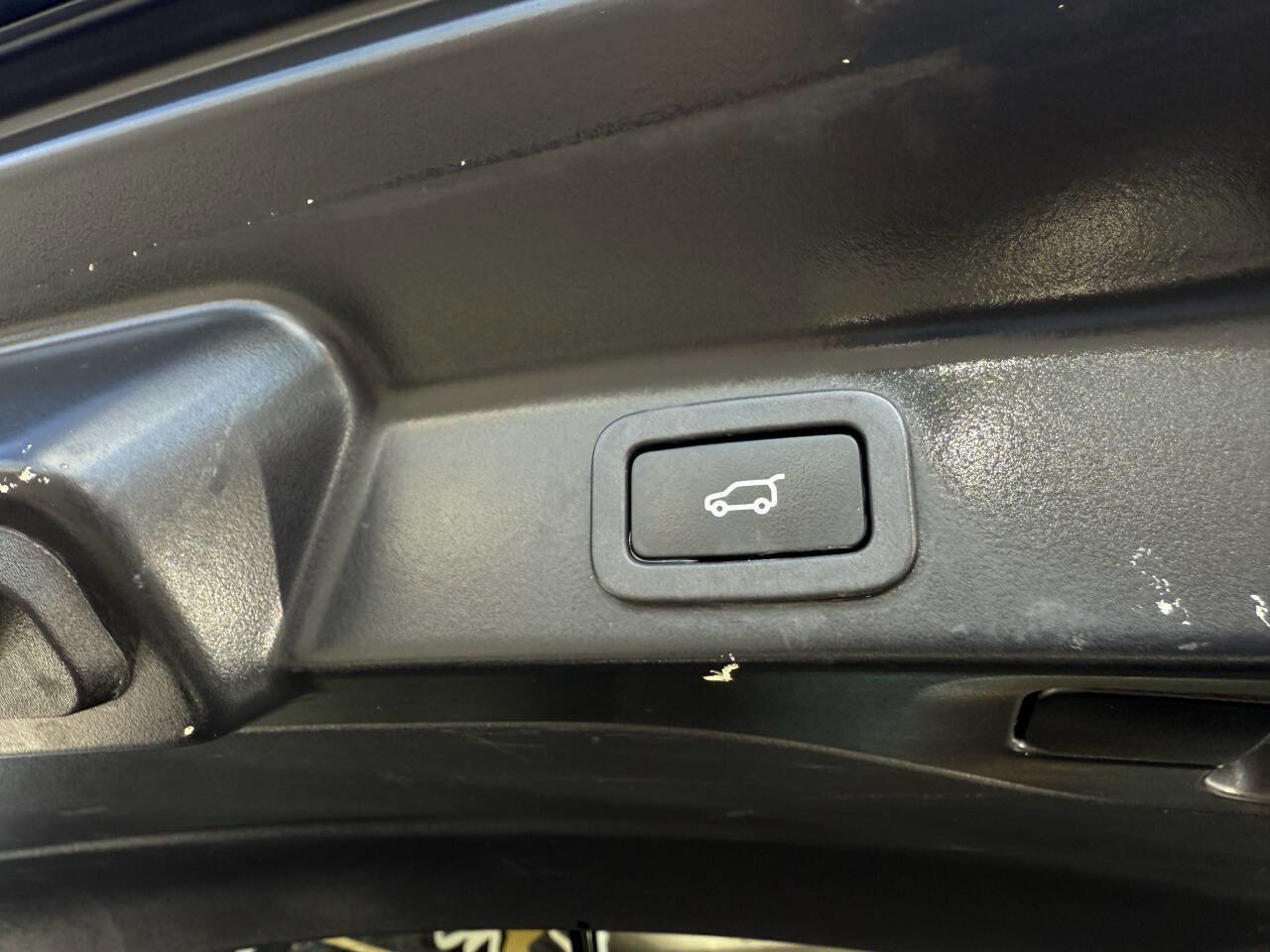 Used 2019 Jaguar F-PACE Premium image 19