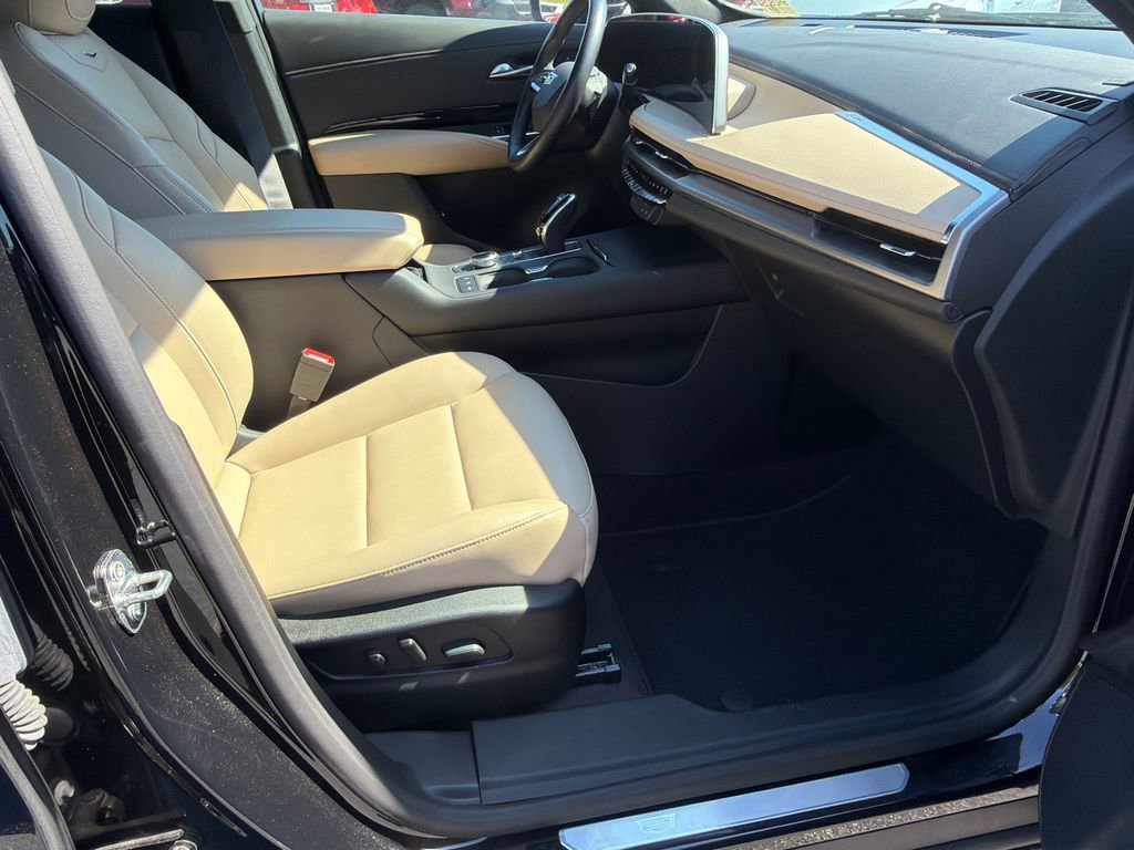 Used 2024 Cadillac XT4 Luxury w/ Cold Weather Package image 13