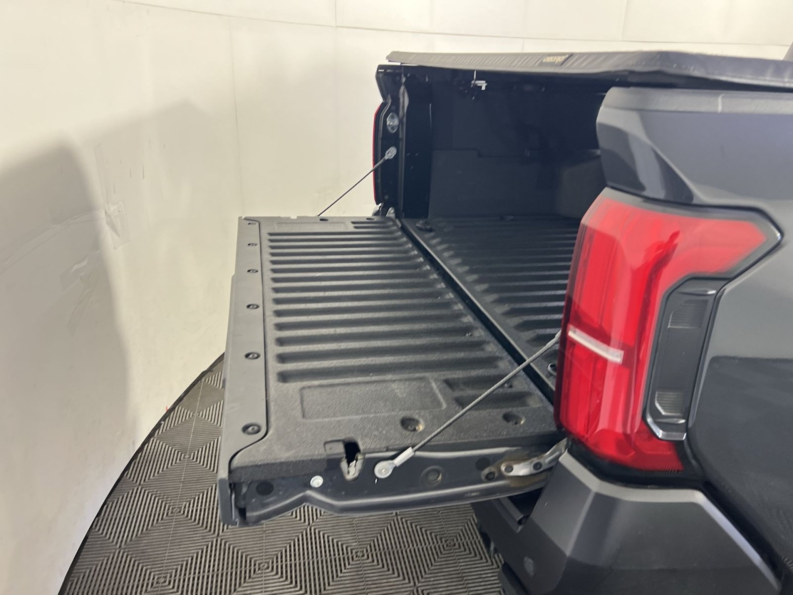 Used 2025 Toyota Tacoma SR w/ SR Upgrade Package AWD/4WD image 26