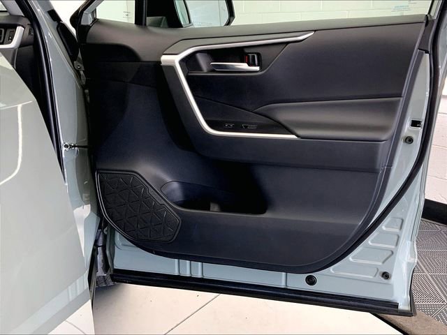 Used 2022 Toyota RAV4 XLE w/ Convenience Package image 24