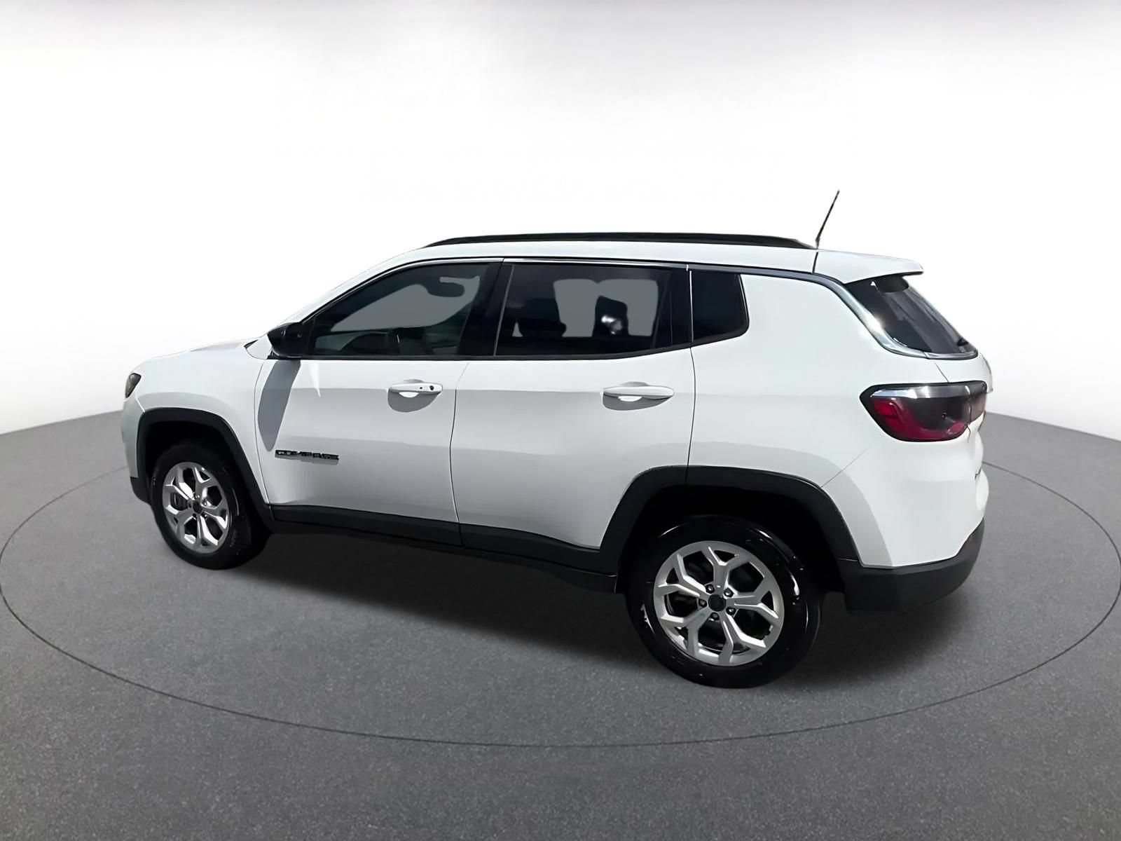 Used 2025 Jeep Compass Latitude AWD/4WD image 10