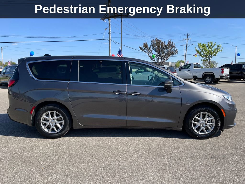 Used 2023 Chrysler Pacifica Touring-L FWD image 8