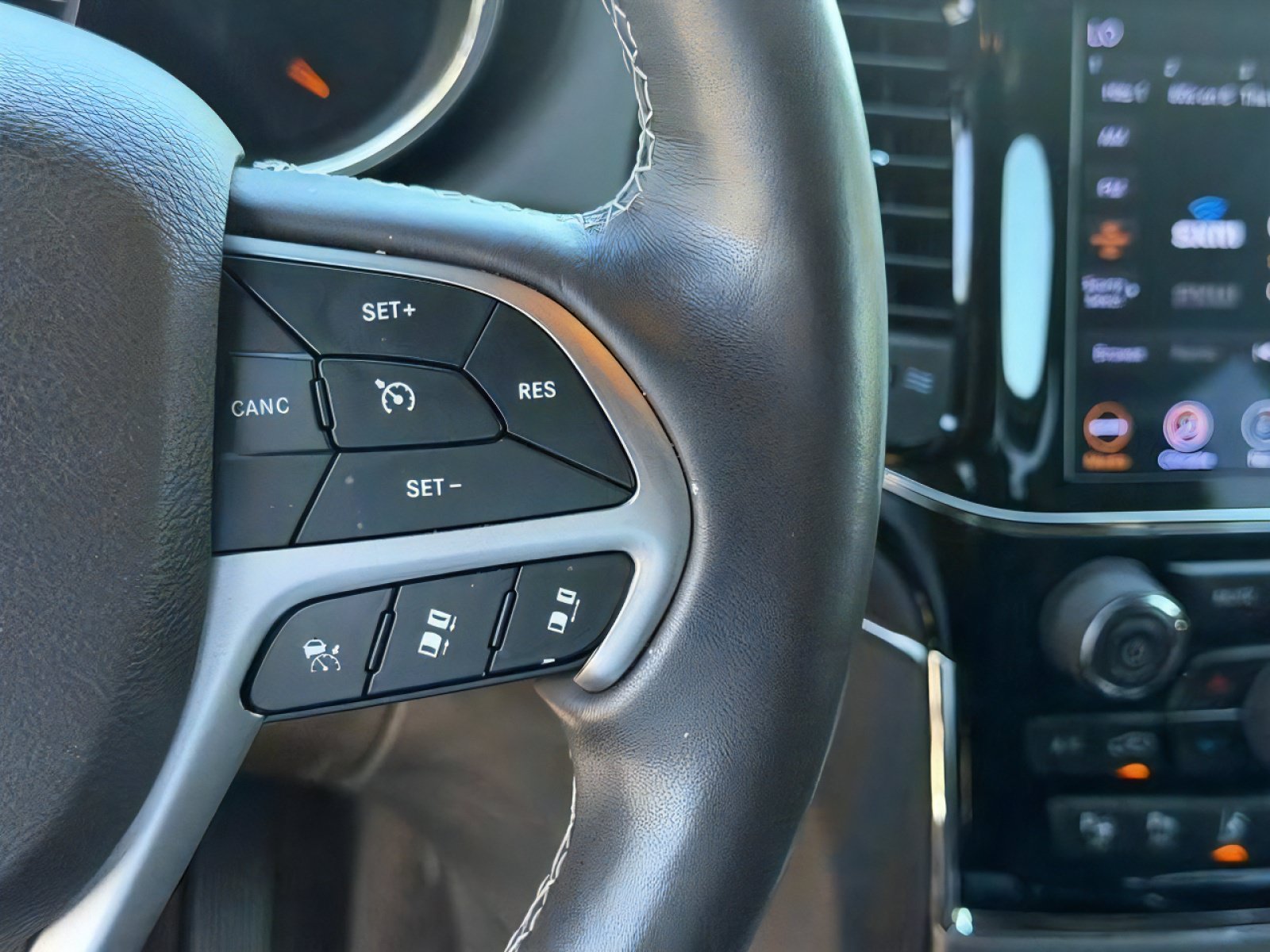 Used 2019 Jeep Grand Cherokee Overland AWD/4WD image 23