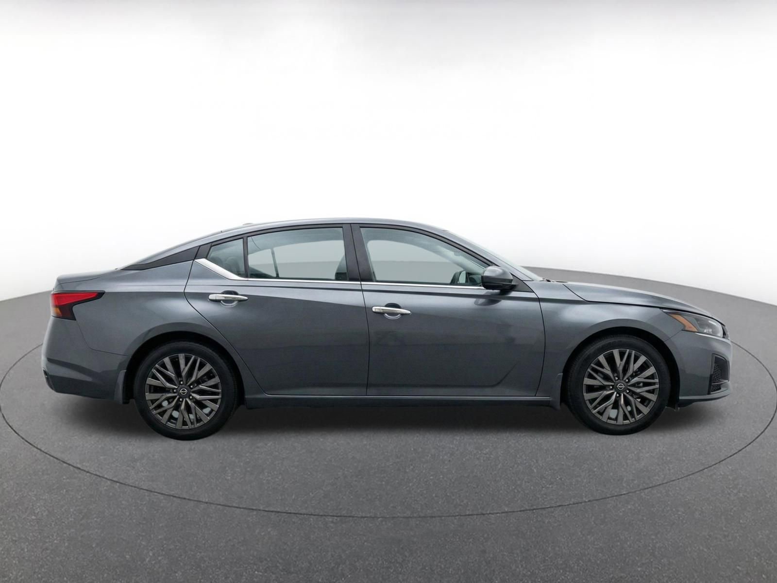 Used 2025 Nissan Altima 2.5 SV FWD image 10