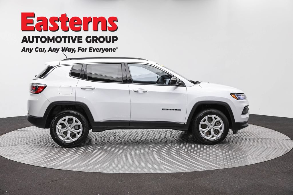 Used 2024 Jeep Compass Latitude AWD/4WD image 4