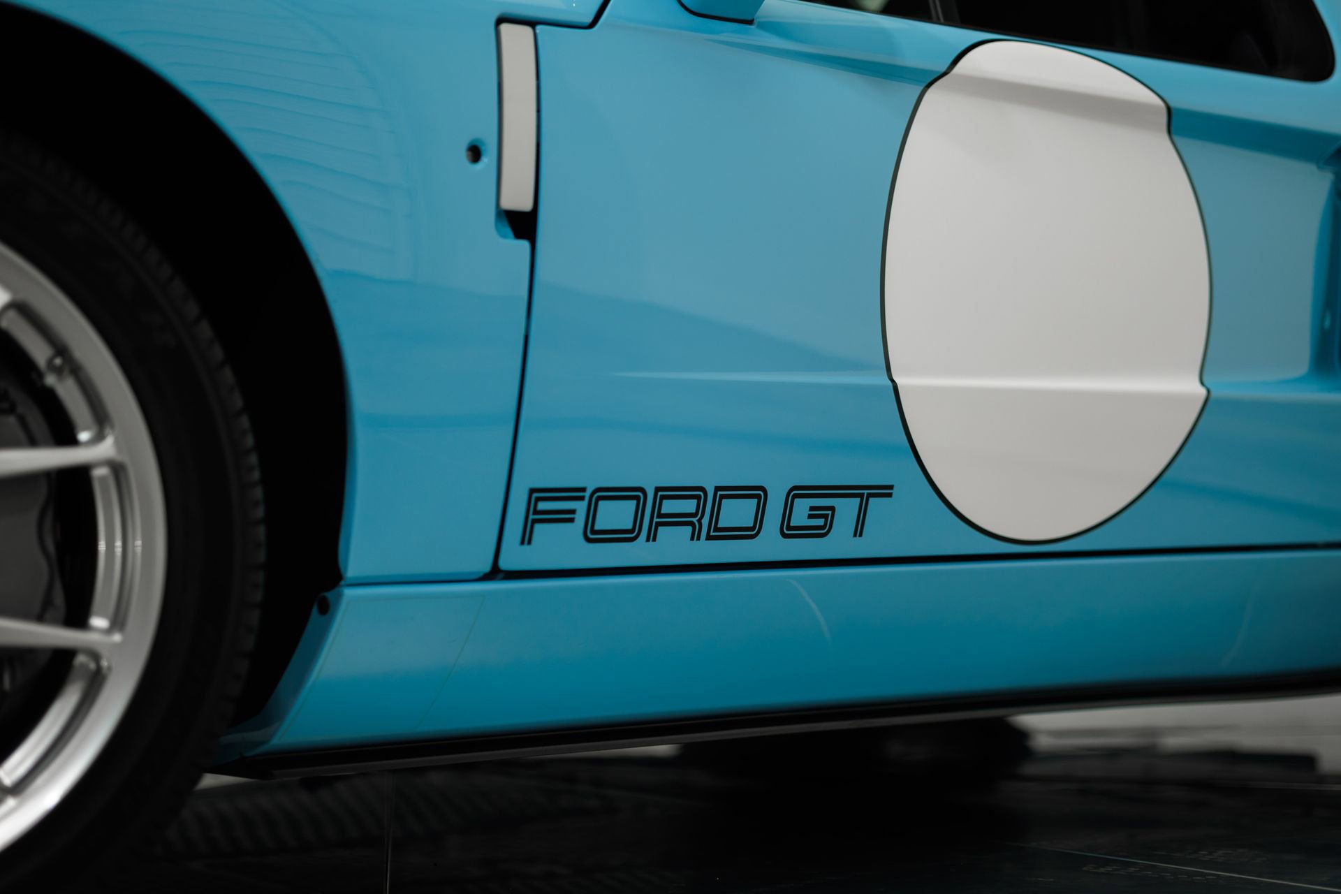 Used 2006 Ford GT RWD image 9