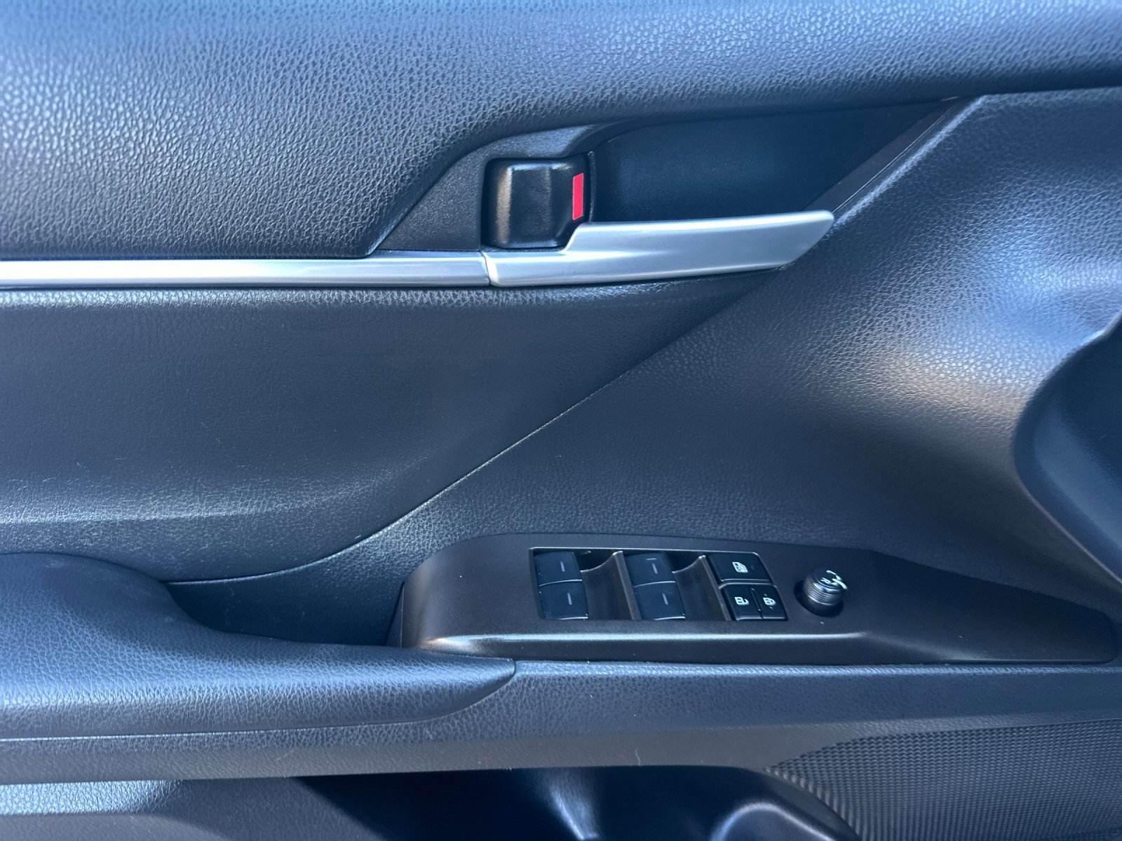 Used 2024 Toyota Camry SE image 10