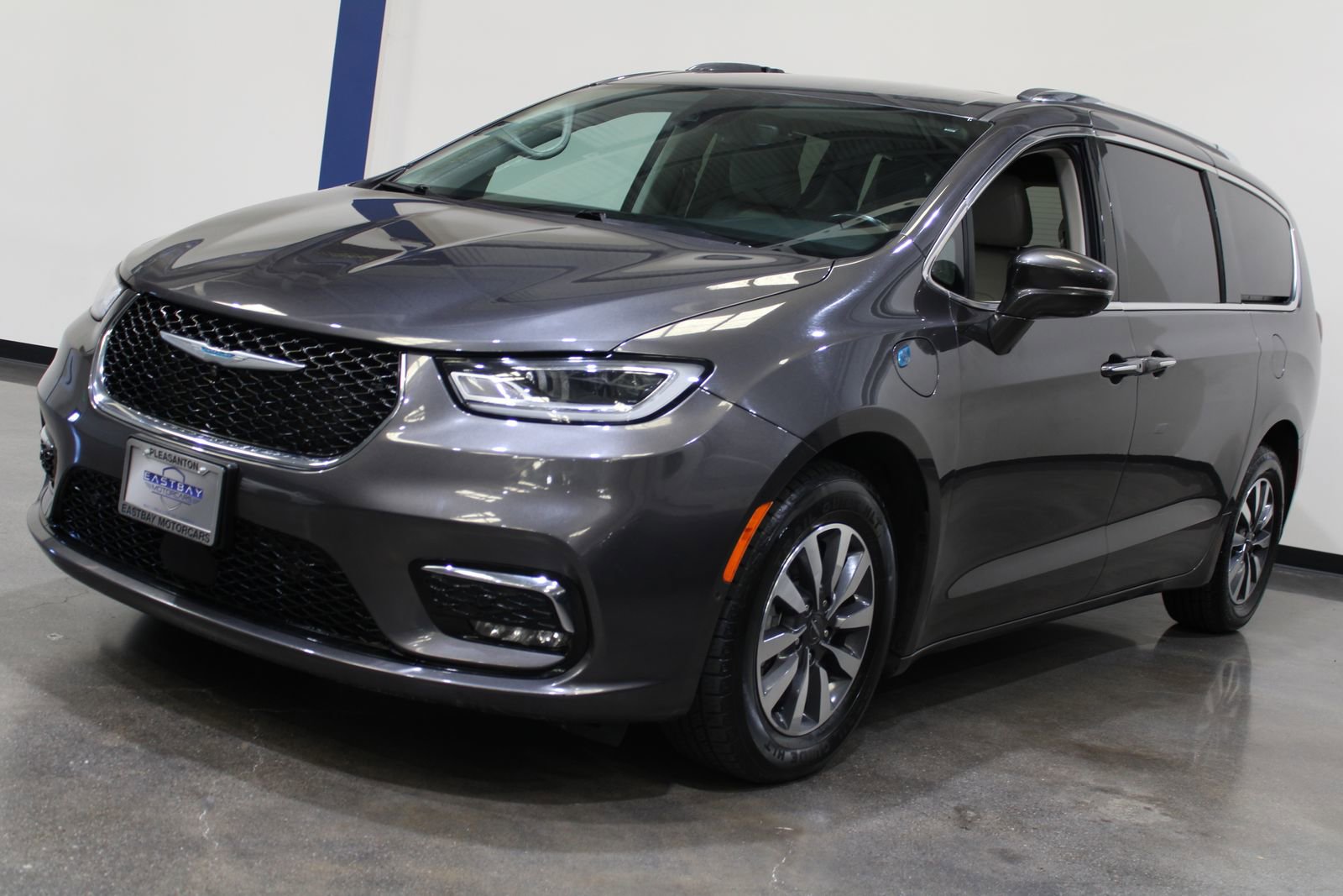 Used 2021 Chrysler Pacifica Touring-L FWD image 5