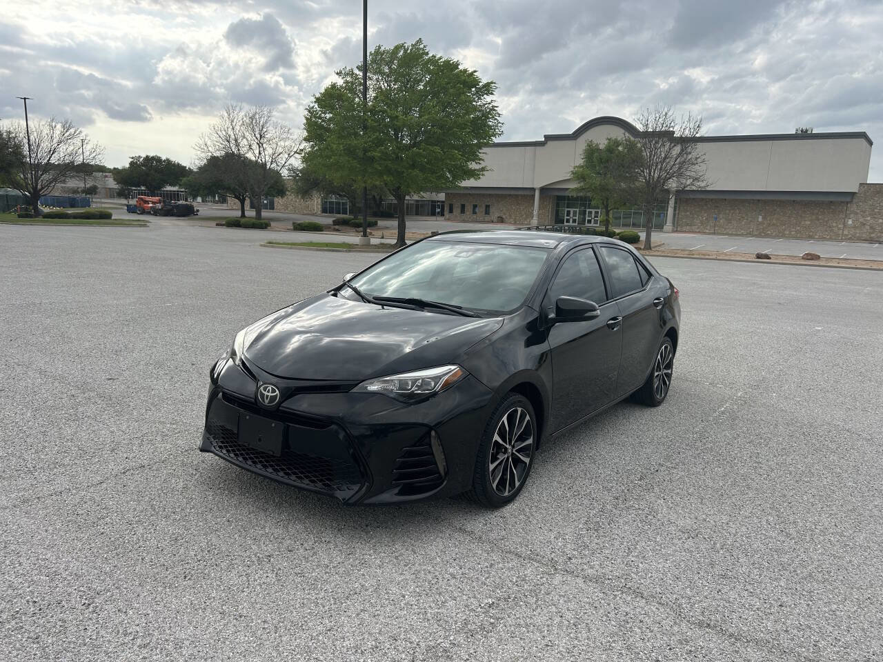 Used 2018 Toyota Corolla SE image 2