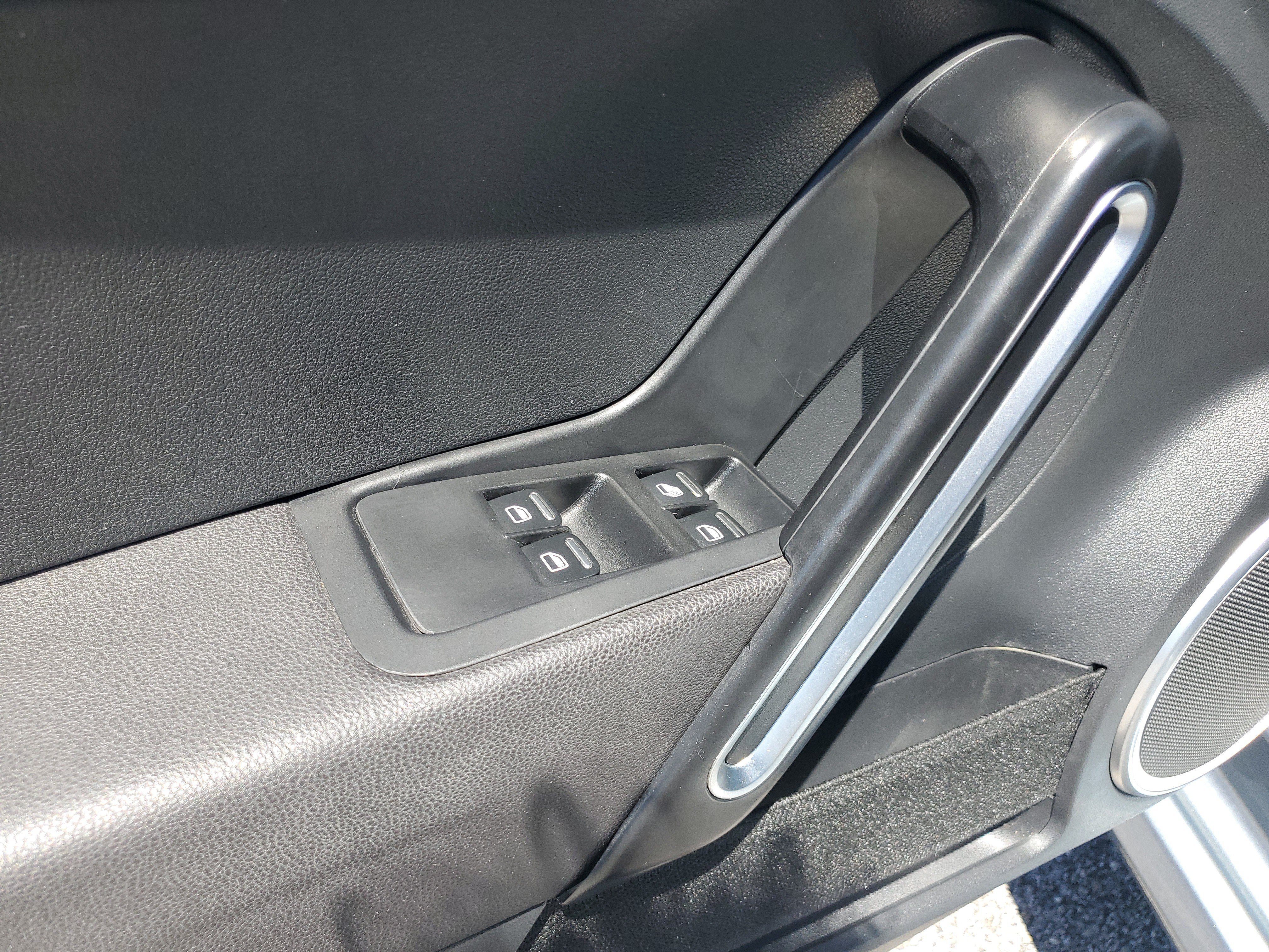Used 2019 Volkswagen Beetle 2.0T SE FWD image 19