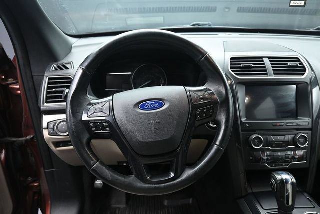 Used 2018 Ford Explorer XLT w/ Equipment Group 202A AWD/4WD image 18