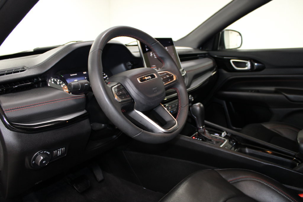 Used 2025 Jeep Compass Trailhawk AWD/4WD image 19