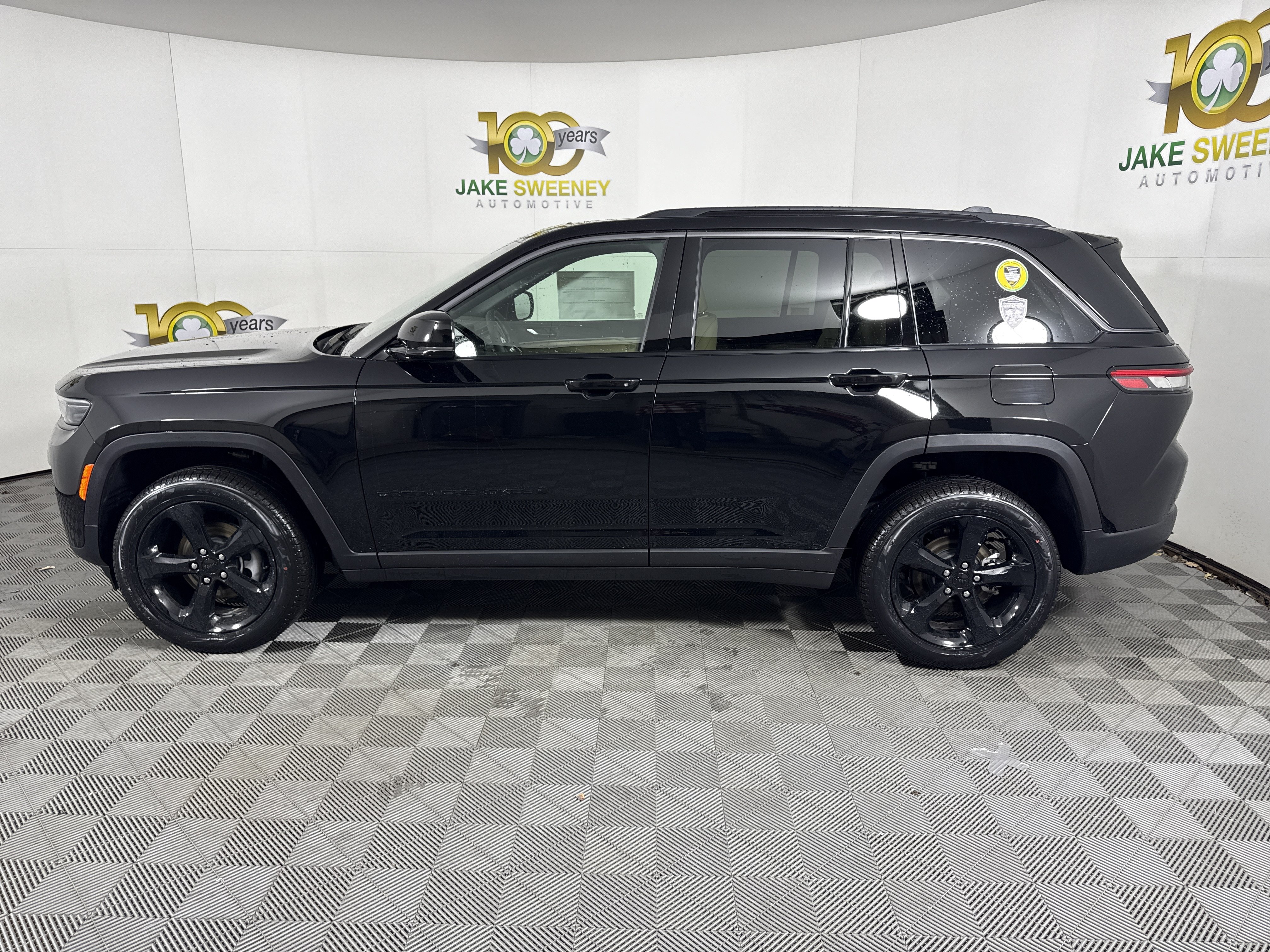 New 2026 Jeep Grand Cherokee Limited w/ Limited Altitude Package AWD/4WD image 5