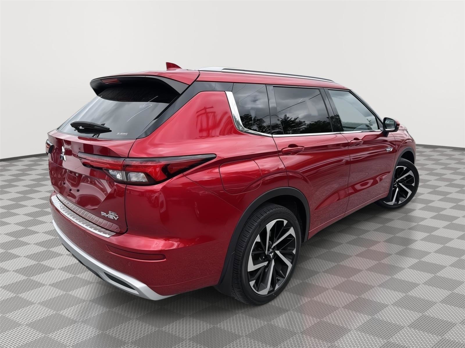 Used 2024 Mitsubishi Outlander 4WD Plug-In Hybrid image 2