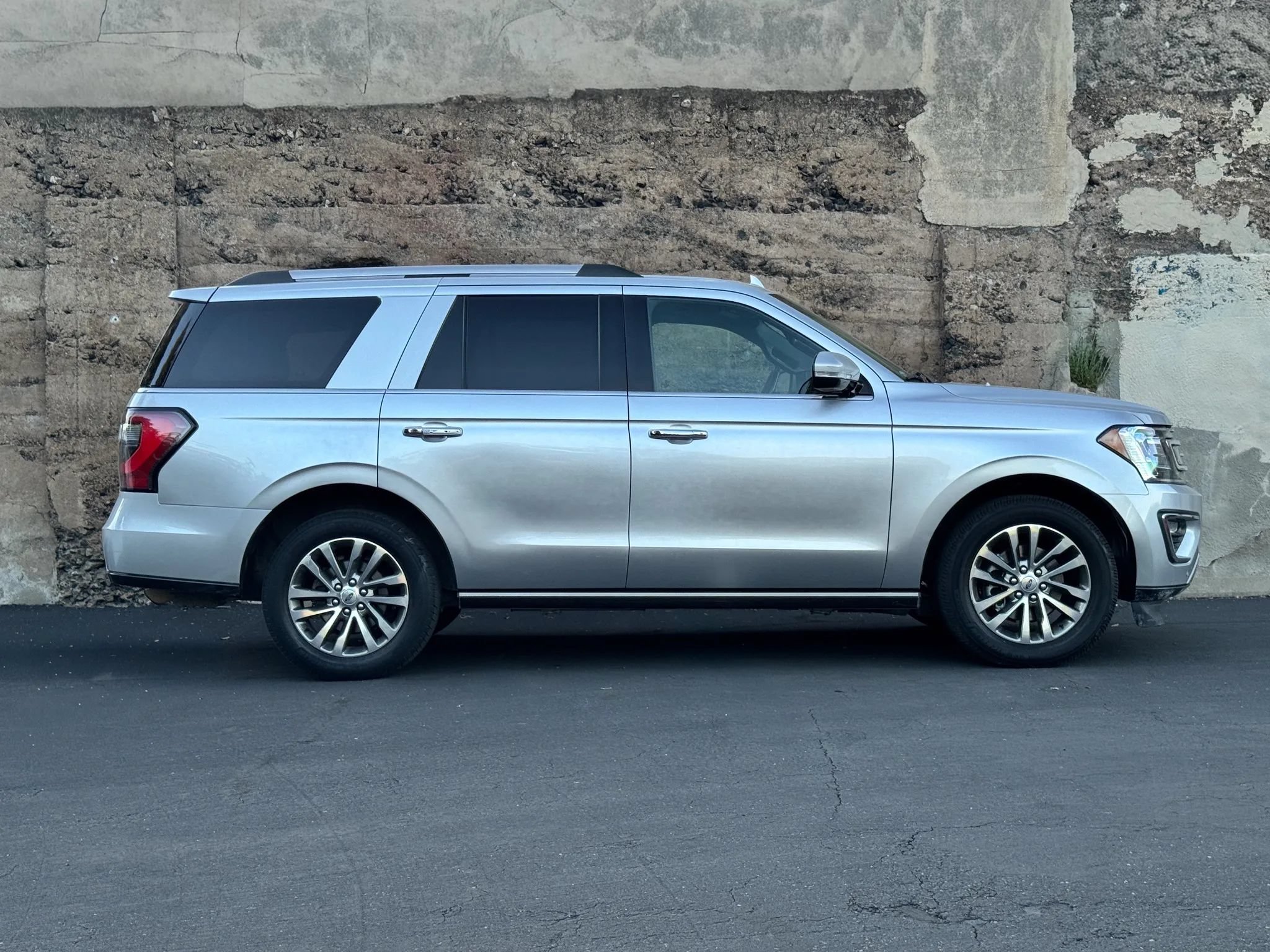 Used 2018 Ford Expedition Limited RWD image 3