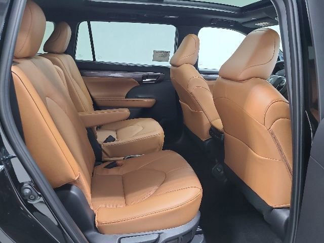 New 2026 Toyota Highlander Platinum AWD/4WD image 15