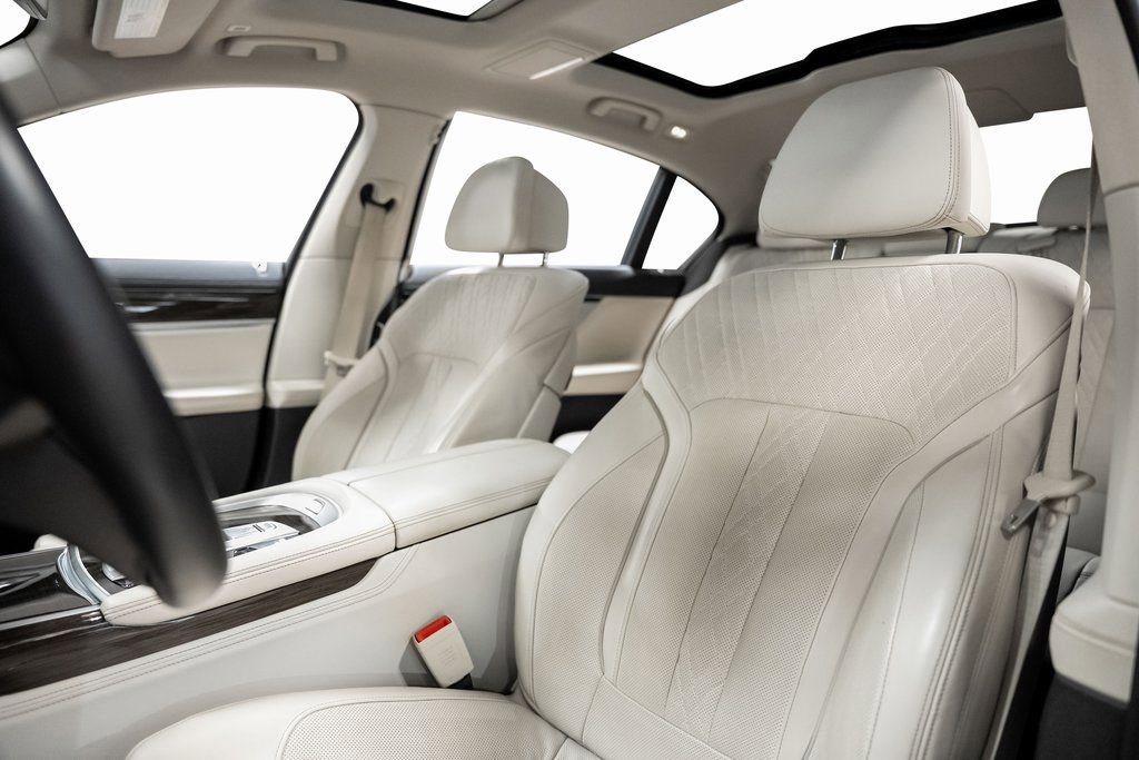 Used 2020 BMW 740i w/ Premium Package image 29