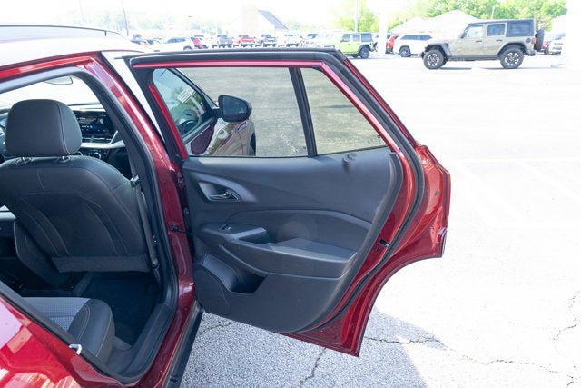 Used 2025 Chevrolet Trax LT FWD image 12